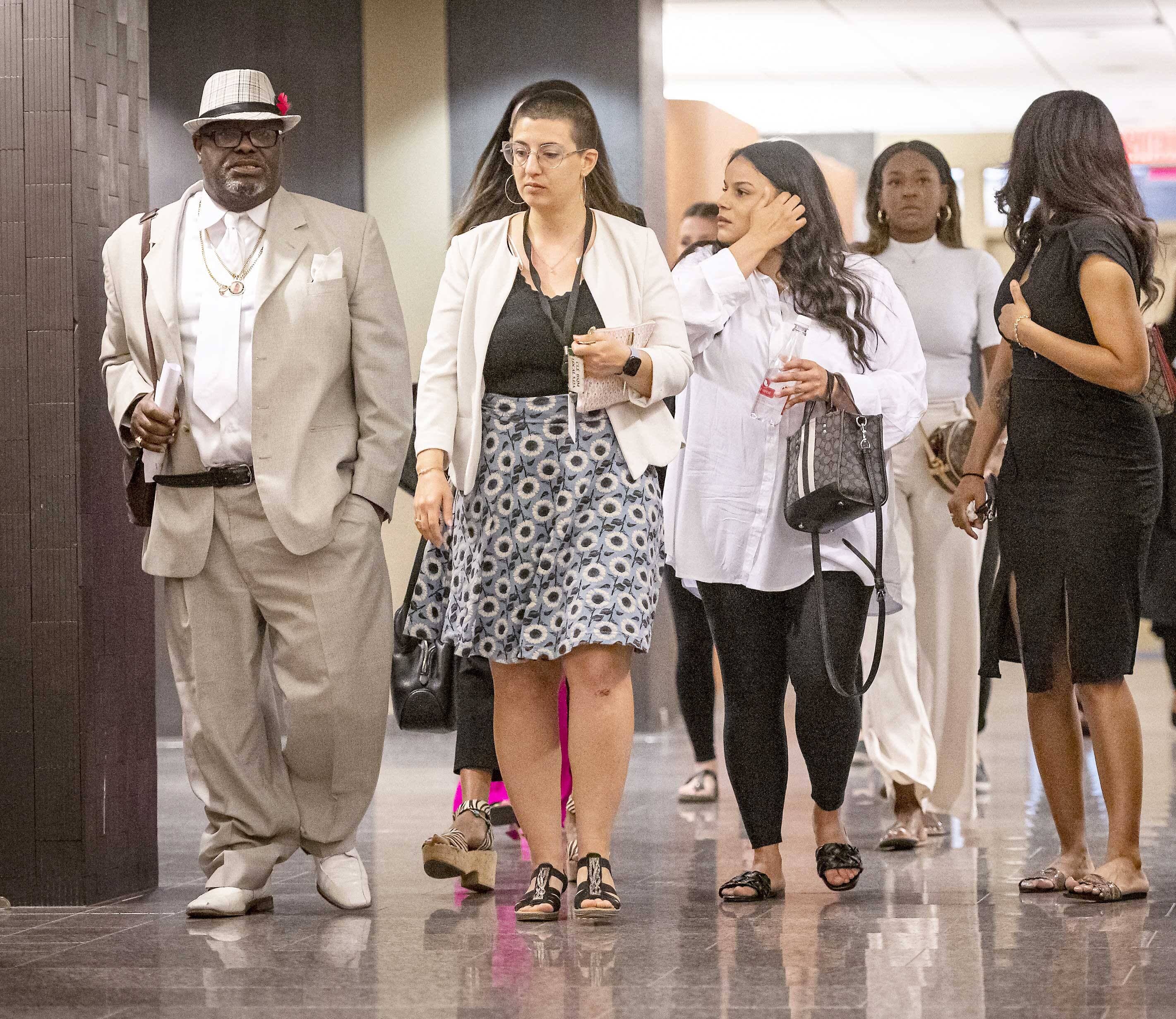 Les proches de Rebekah Harry, dont son père, à gauche, étaient nombreux au palais de justice de Montréal, mardi, pour la sentence de Brandon McIntyre, coupable d’avoir tué la femme de 29 ans.