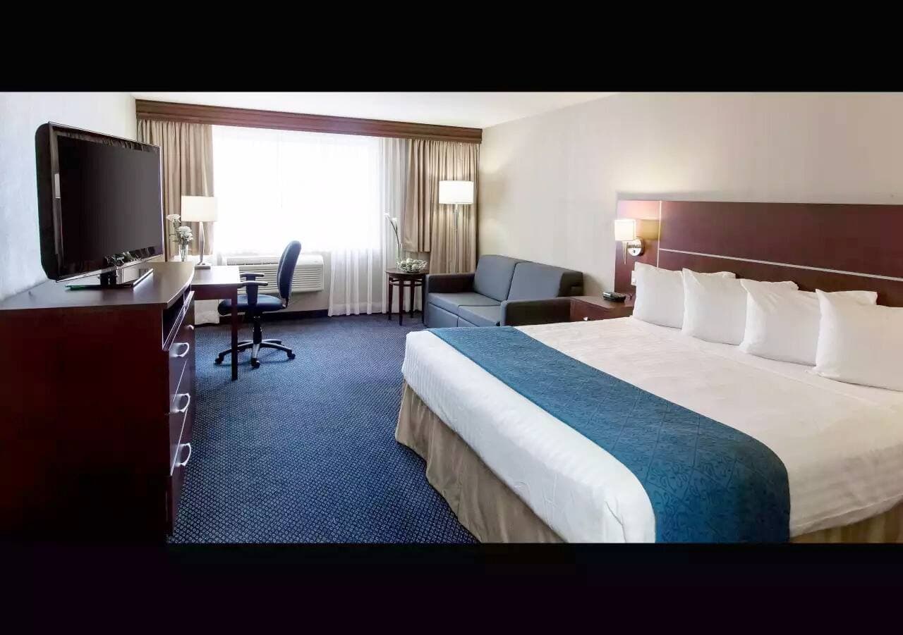 Les demandeurs d'asile sont temporairement hébergés dans des chambres d'hôtel, comme ici, au Hôtel Quality Inn & Suites de Brossard. Il est impossible pour les clients habituels d'y réserver une nuitée puisque toutes les chambres sont déjà réservées par le fédéral.