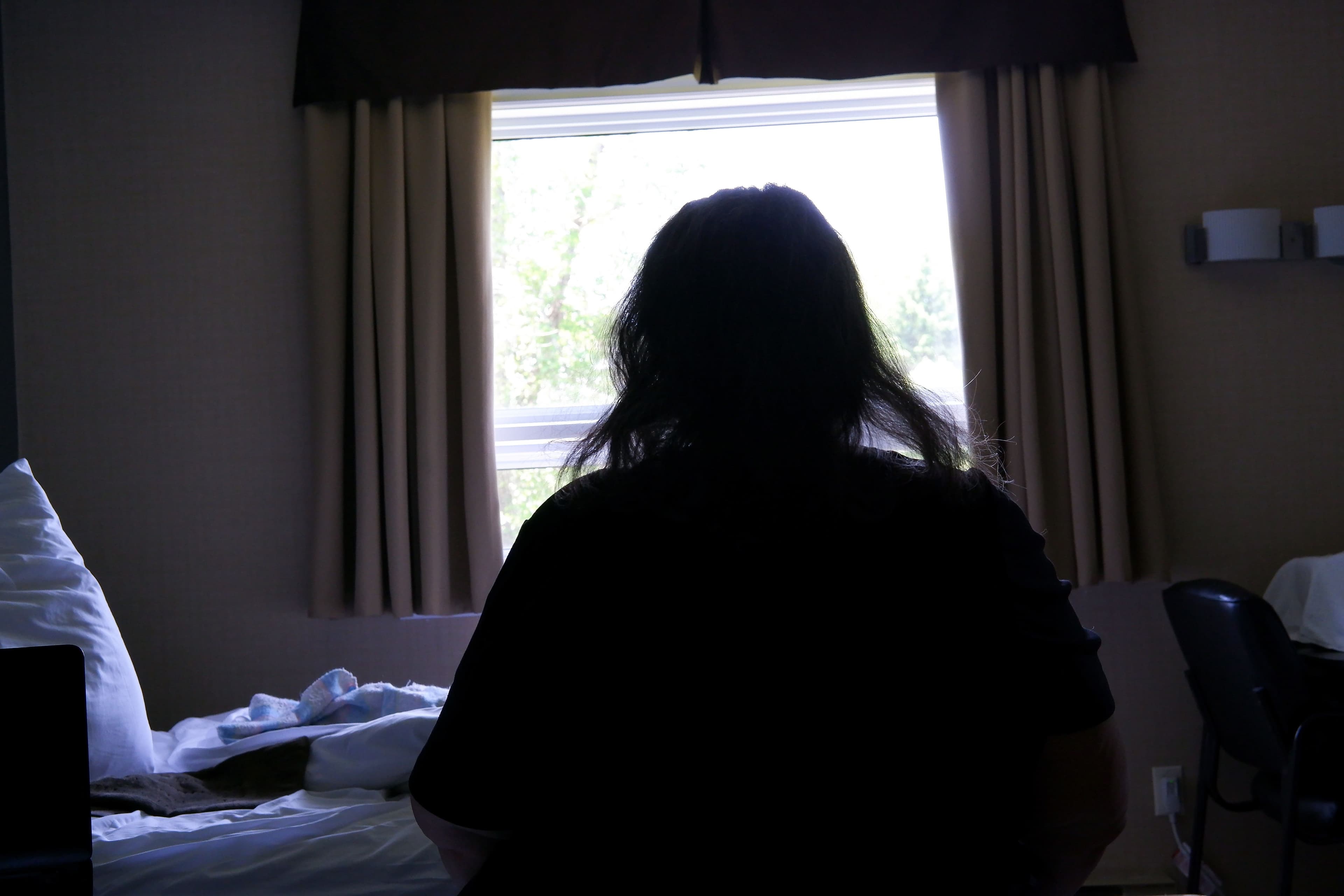 Après avoir perdu son logement, Nathalie vit en s'endettant dans une chambre de motel à Brossard, étant incapable de se trouver un appartement qui répond à ses besoins médicaux et à son maigre budget.