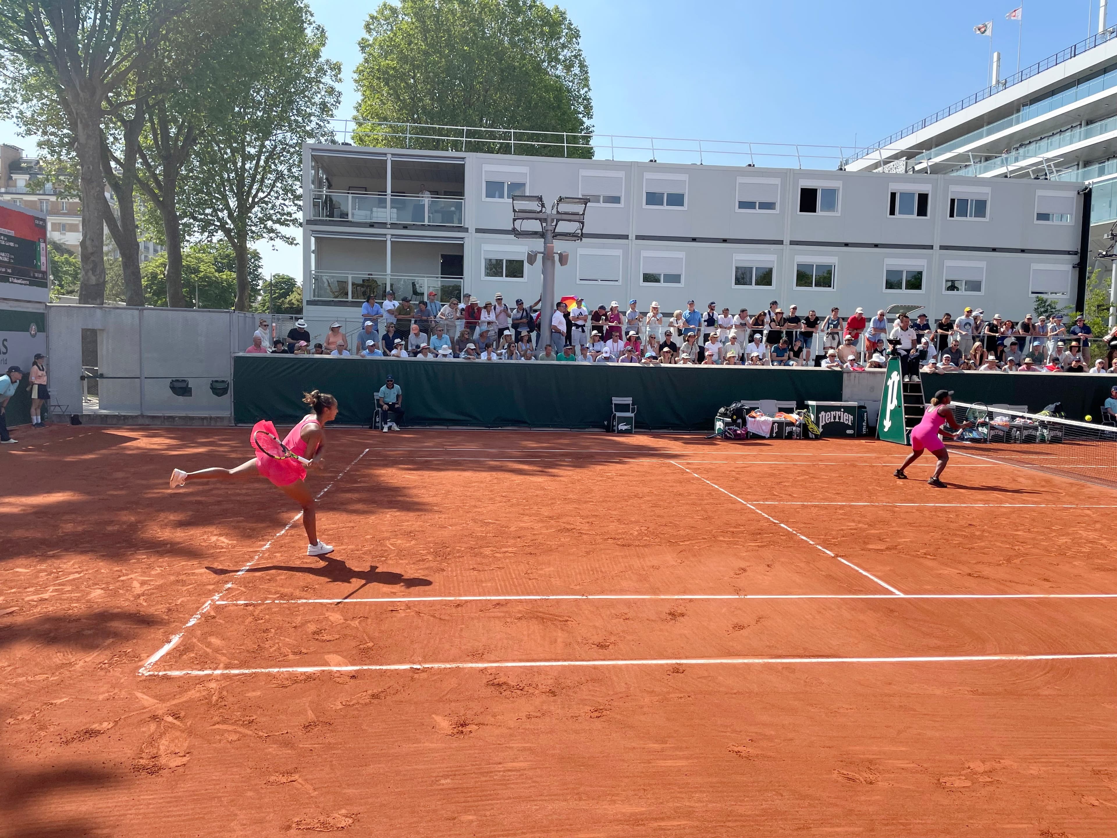 Leylah Annie Fernandez (à gauche) et l’Américaine Taylor Townsend en action à Paris.