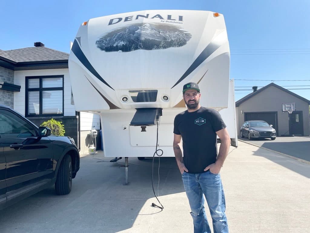 Guillaume Monger, qui habite le secteur de Sainte-Famille, refuse de paniquer malgré la préalerte d'évacuation.