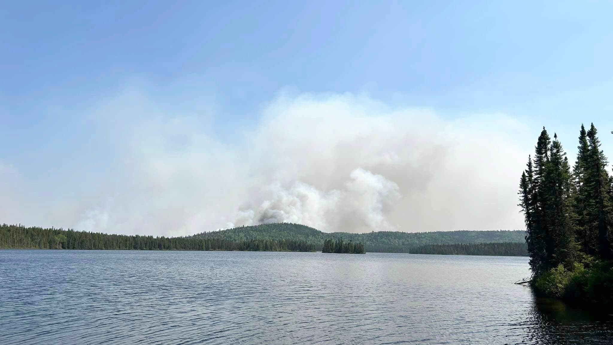 Les avions-citernes ont abandonné le combat à Clova, en Haute-Mauricie, en raison de l'intensité des feux de forêt.