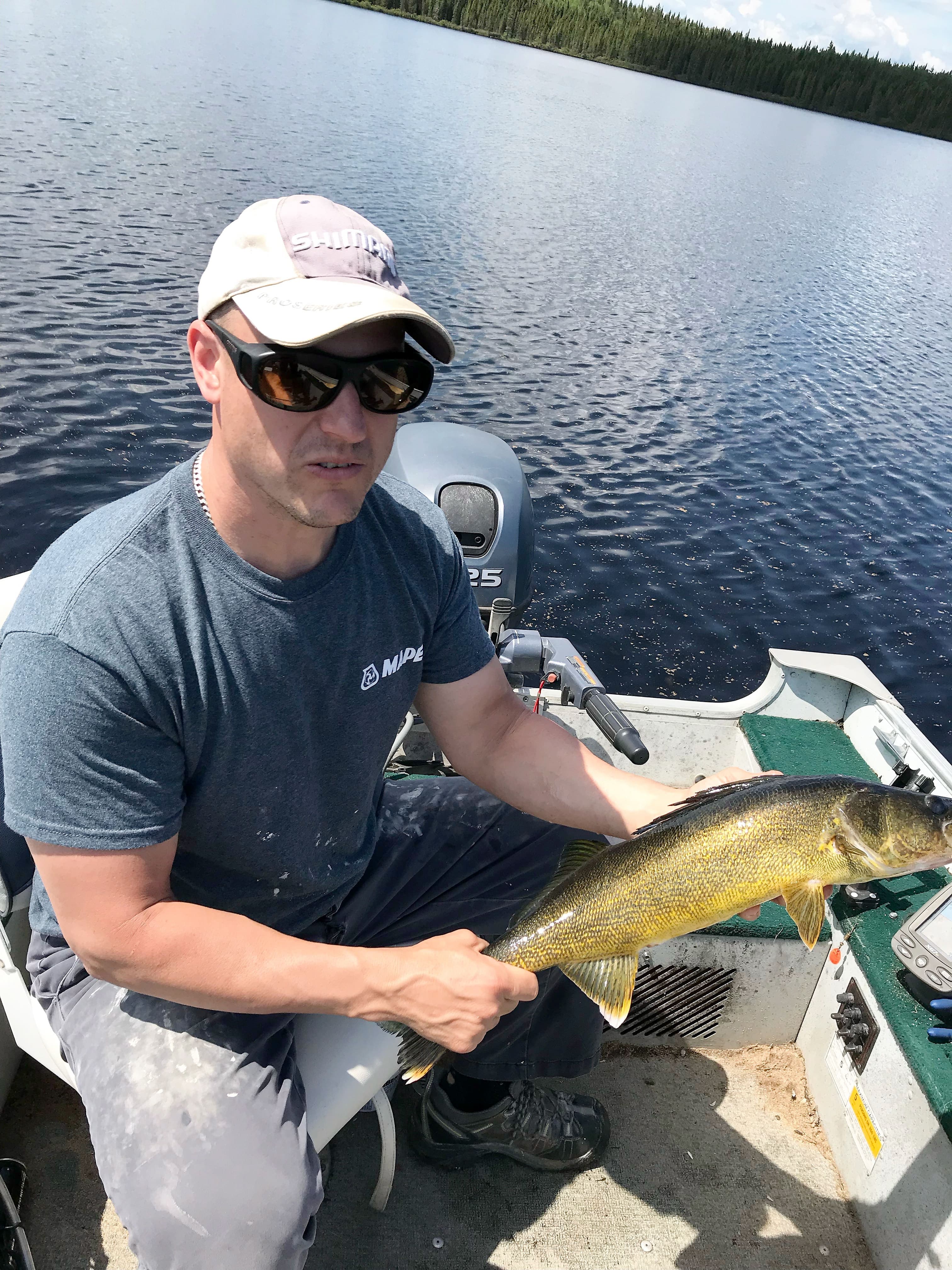 Danny Faubert craint de voir le chalet qu'il a rebâti il y a dix ans brûler maintenant que les avions-citernes de la SOPFEU ont abandonné le combat.