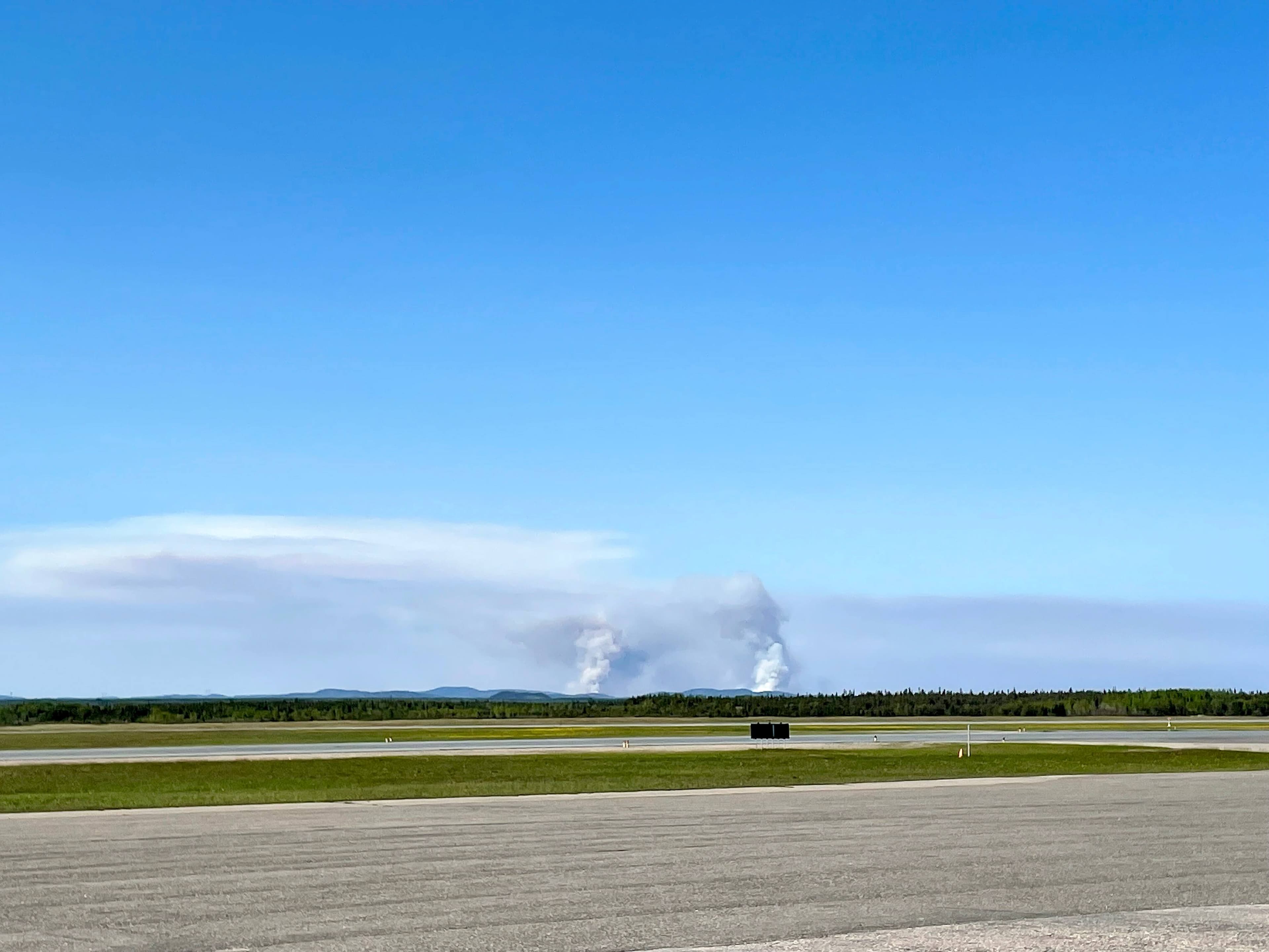 À l’aéroport de Sept-Îles, on pouvait apercevoir, dimanche, deux colonnes de fumée opaque provenant de la forêt.