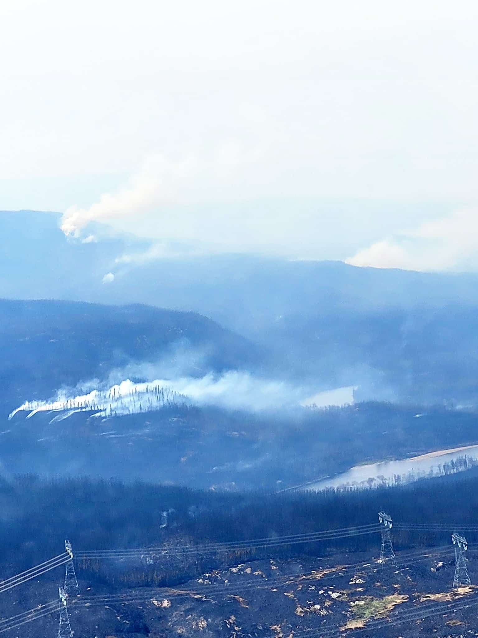 Après avoir survolé les incendies qui font rage à proximité de Sept-Îles, le maire Steeve Beaupré a rappelé que la partie était loin d'être gagnée dans une publication Facebook.