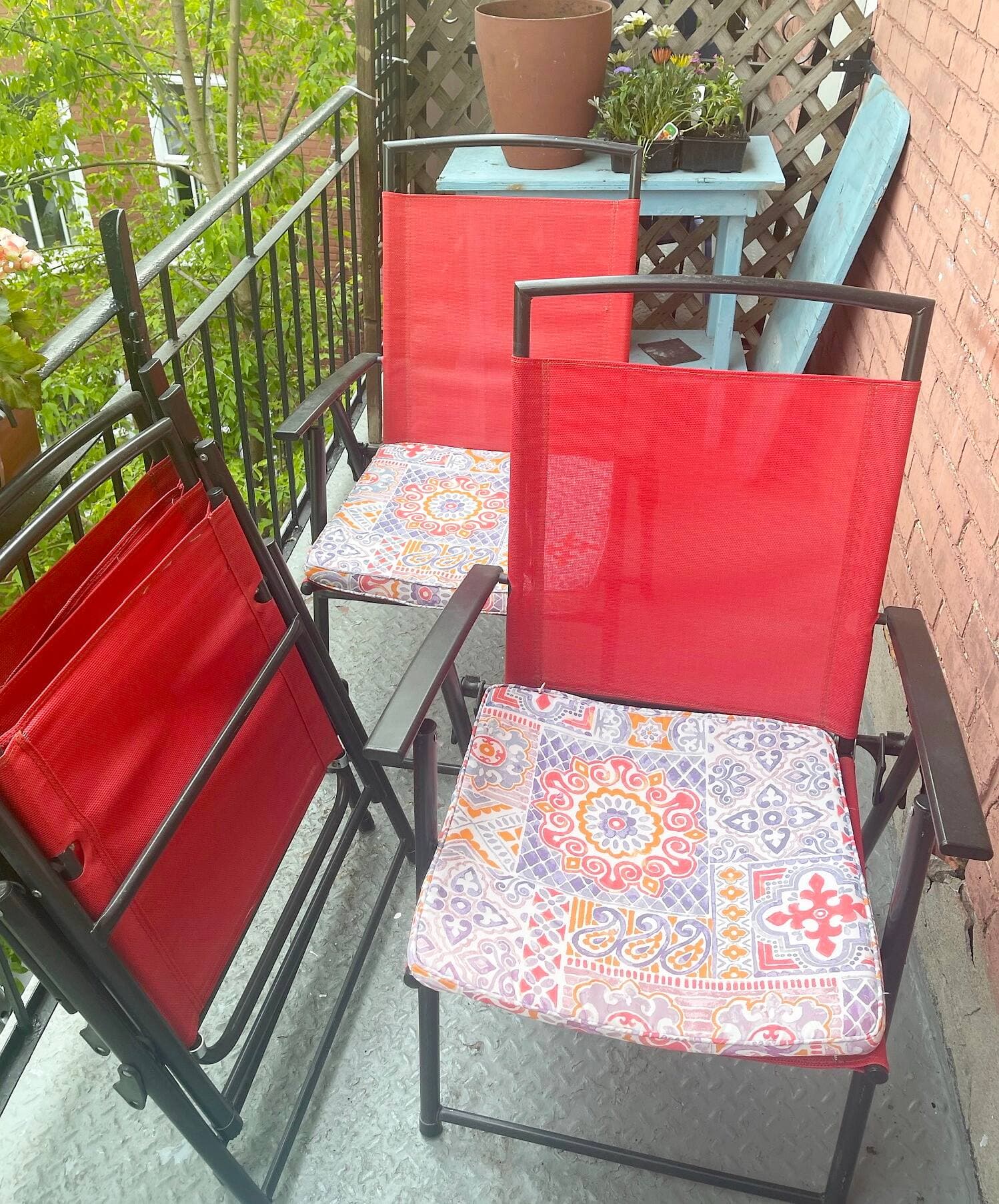 Ensemble de 4 chaises rouges pliantes, avec 2 coussins, 75 $ pour les 4. Un peu de vécu, mais encore en très bon état ! (Montréal)