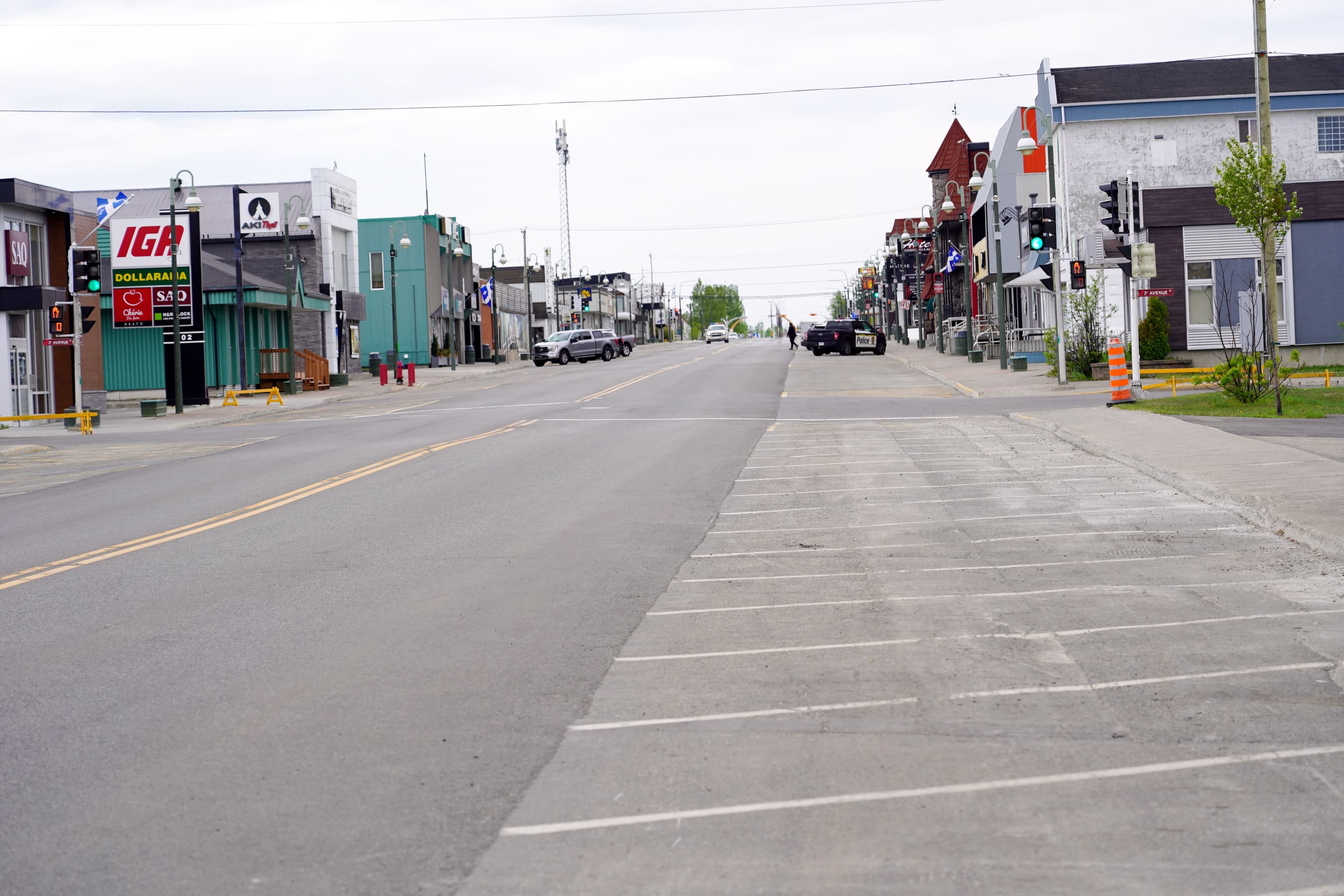 Seuls les services d'urgence, du personnel pour protéger la ville contre le feu et quelques récalcitrants se trouvent toujours à Chibougamau.