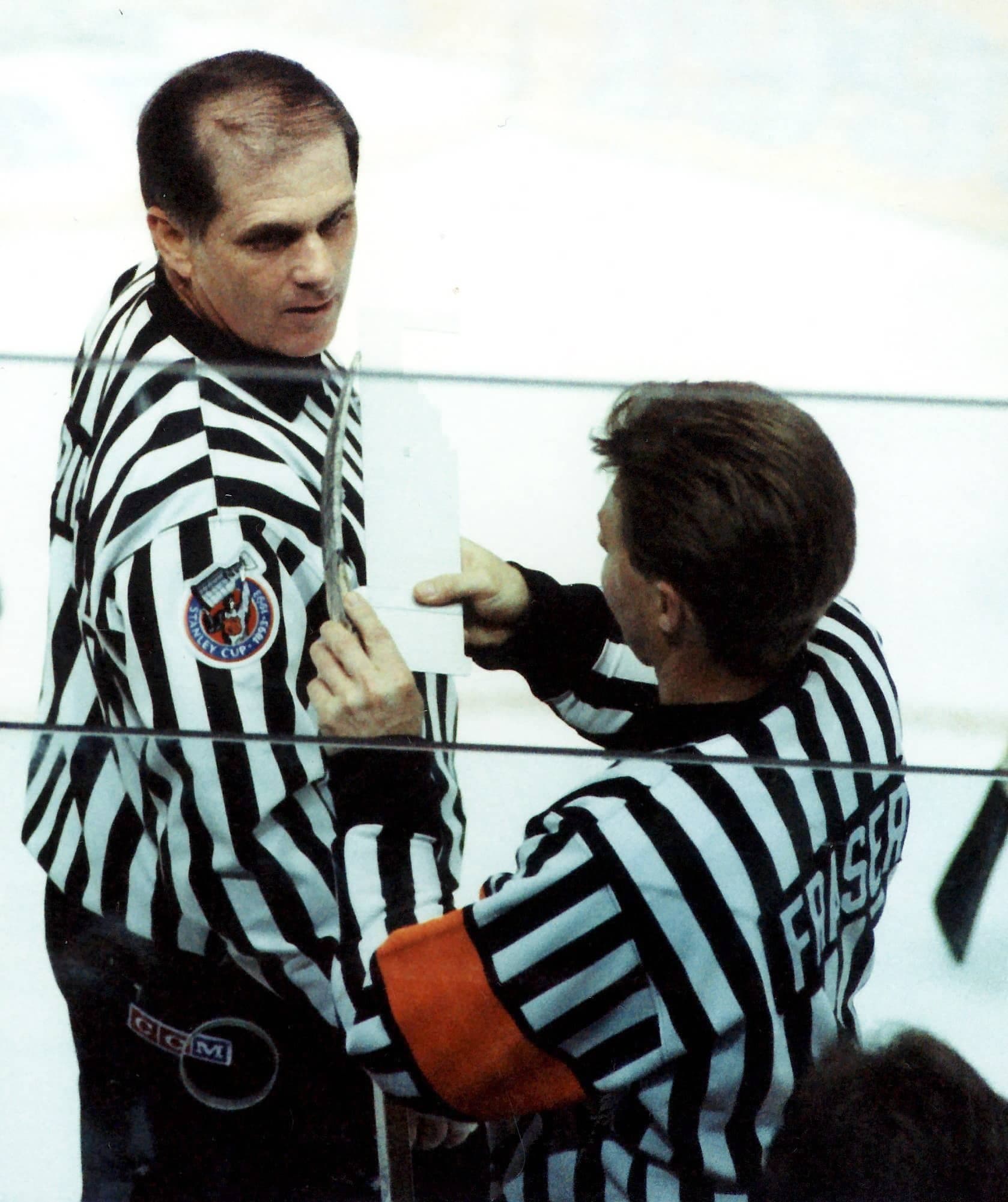 Kerry Fraser mesure le bâton de Marty McSorley à la fin du deuxième match de la série finale entre le Canadien et les Kings, à la demande de l'entraîneur-chef Jacques Demers. Le Canadien, qui avait perdu le premier match de la série, tire alors de l'arrière 2 à 1. Résultat: celui-ci n'est pas réglementaire. McSorley est donc chassé. Éric Desjardins en profite pour égaler la marque en supériorité numérique, avant de compléter son tour du chapeau en prolongation.