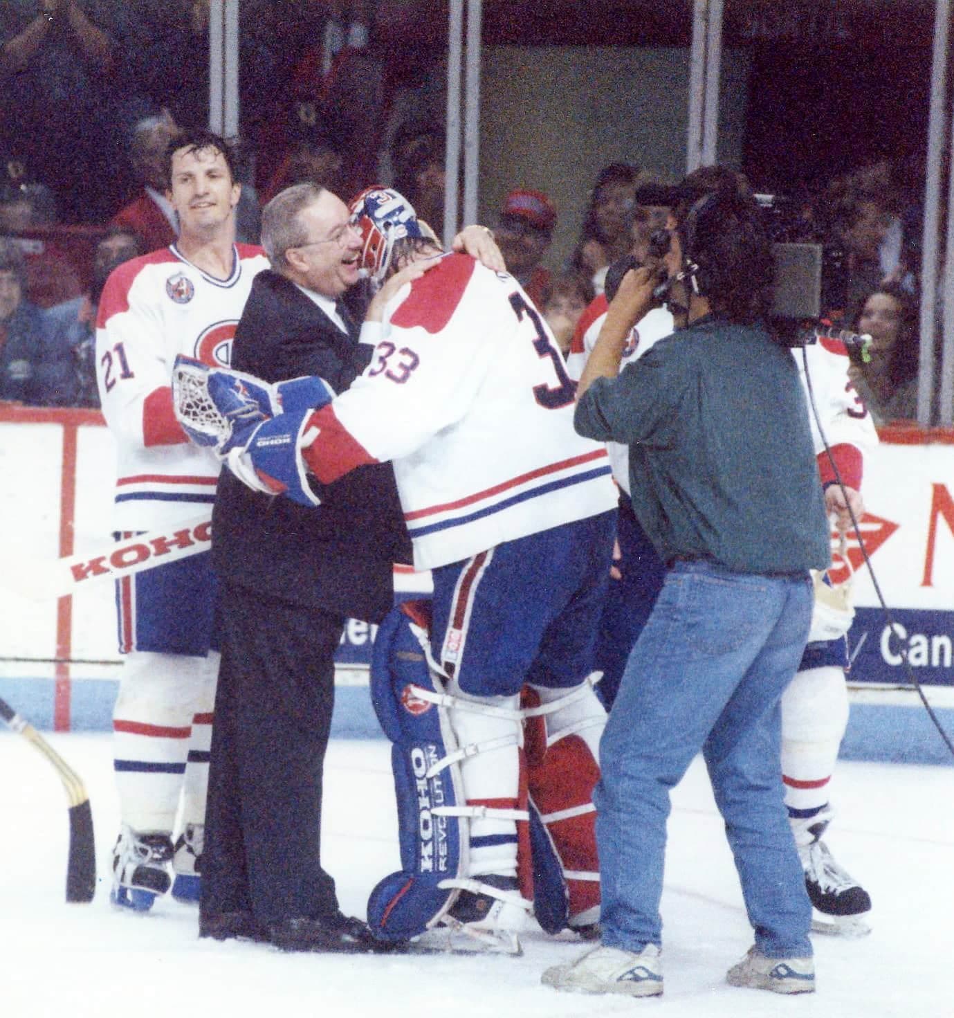 Cette ultime conquête du Canadien donne droit à des moments touchants, comme cette étreinte entre Patrick Roy et son entraîneur-chef, Jacques Demers. Ce que Roy ne sait pas à ce moment, c'est qu'il ajoutera deux autres coupes Stanley à son palmarès... dans l'uniforme de l'Avalanche du Colorado.