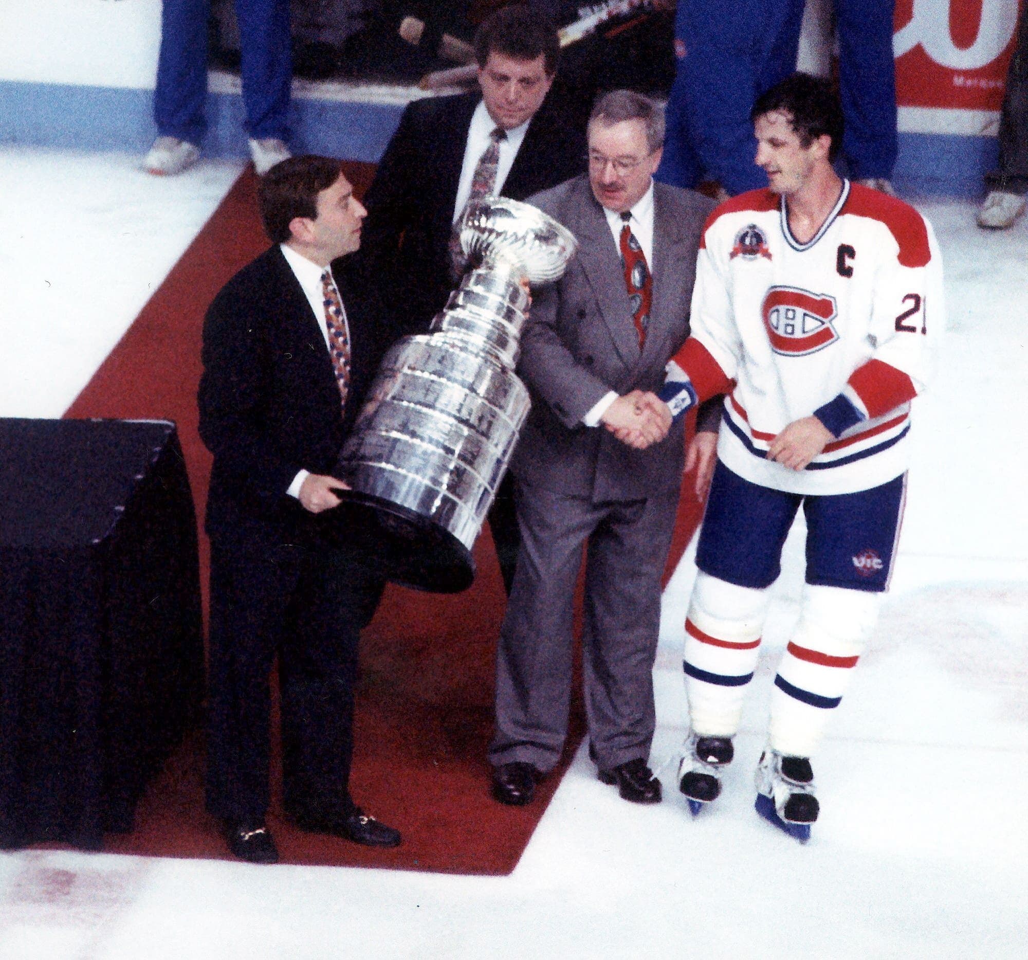 Le 9 juin 1993, sur la glace du Forum, c'est le nouveau commissaire du circuit, un certain Gary Bettman, qui remet la coupe Stanley au capitaine Guy Carbonneau et à l'entraîneur-chef Jacques Demers. Le Canadien a remporté la série finale en cinq rencontres et le dernier match par la marque de 4 à 1.