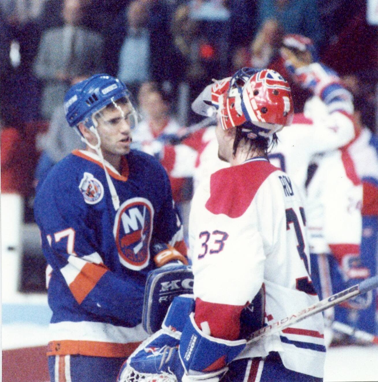 Après avoir éliminé les puissants Penguins de Pittsburgh, qui avaient remporté les deux dernières coupes Stanley, Pierre Turgeon et ses Islanders de New York se font montrer la porte de sortie par le Canadien, en finale d'association. On voit ici Turgeon qui serre la main de Patrick Roy au terme du cinquième et dernier match de la série.