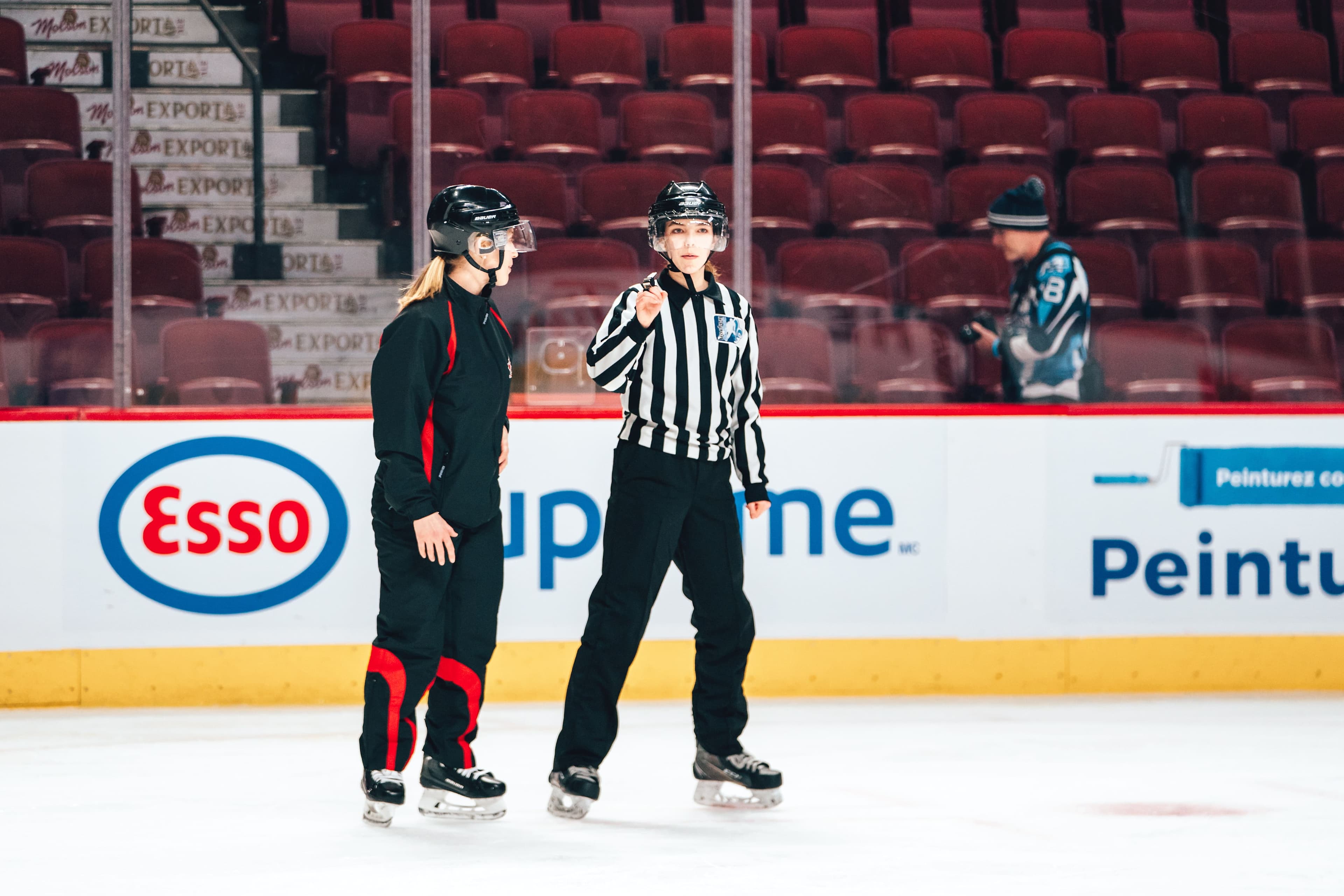 La mentore Marie-Ève Couture conseille la jeune arbitre Sophie Cadotte lors de la Célébration Caroline Ouellette, le 18 décembre, au Centre Bell.