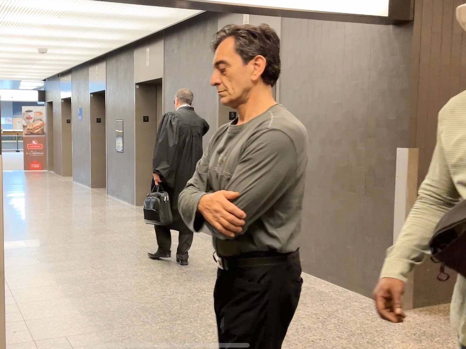 Vincenzo Mirra, coupable d'agression sexuelle sur une jeune femme saoule qu'il avait feint d'aider, lors d'un passage au palais de justice de Montréal en juin 2023.