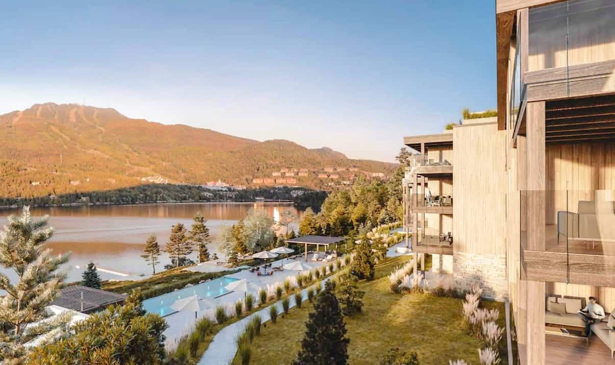 Illustration de Lago Tremblant une fois les travaux terminés. Construit aux abords du lac Tremblant, le projet de 72 logements en copropriété, toujours en travaux, promet une piscine et une vue imprenable sur la montagne.
