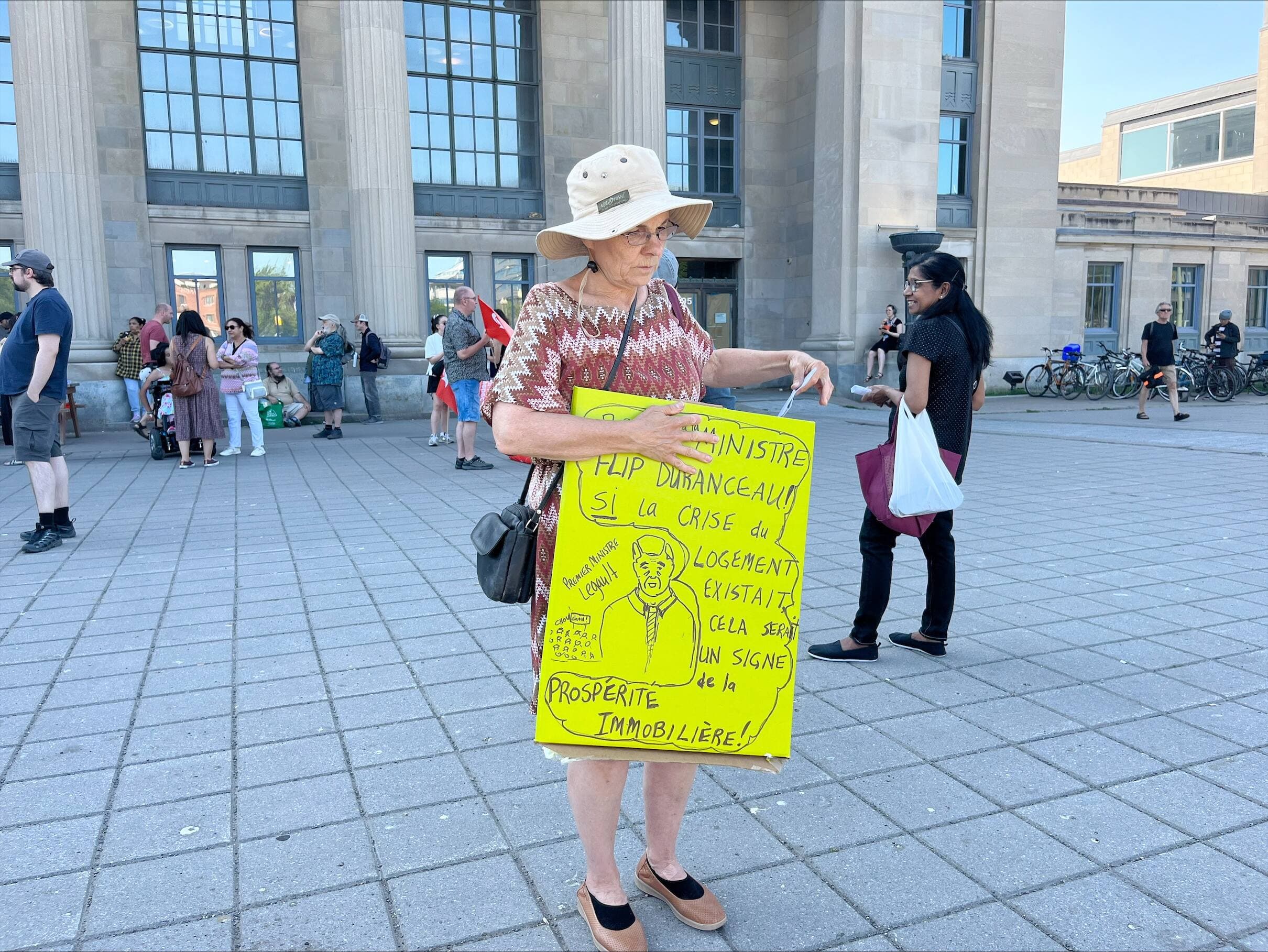 Paulette Panwch, une résidente qui est passée tout près d'être évincée, avait préparé une affiche élaborée en prévision de la manifestation.