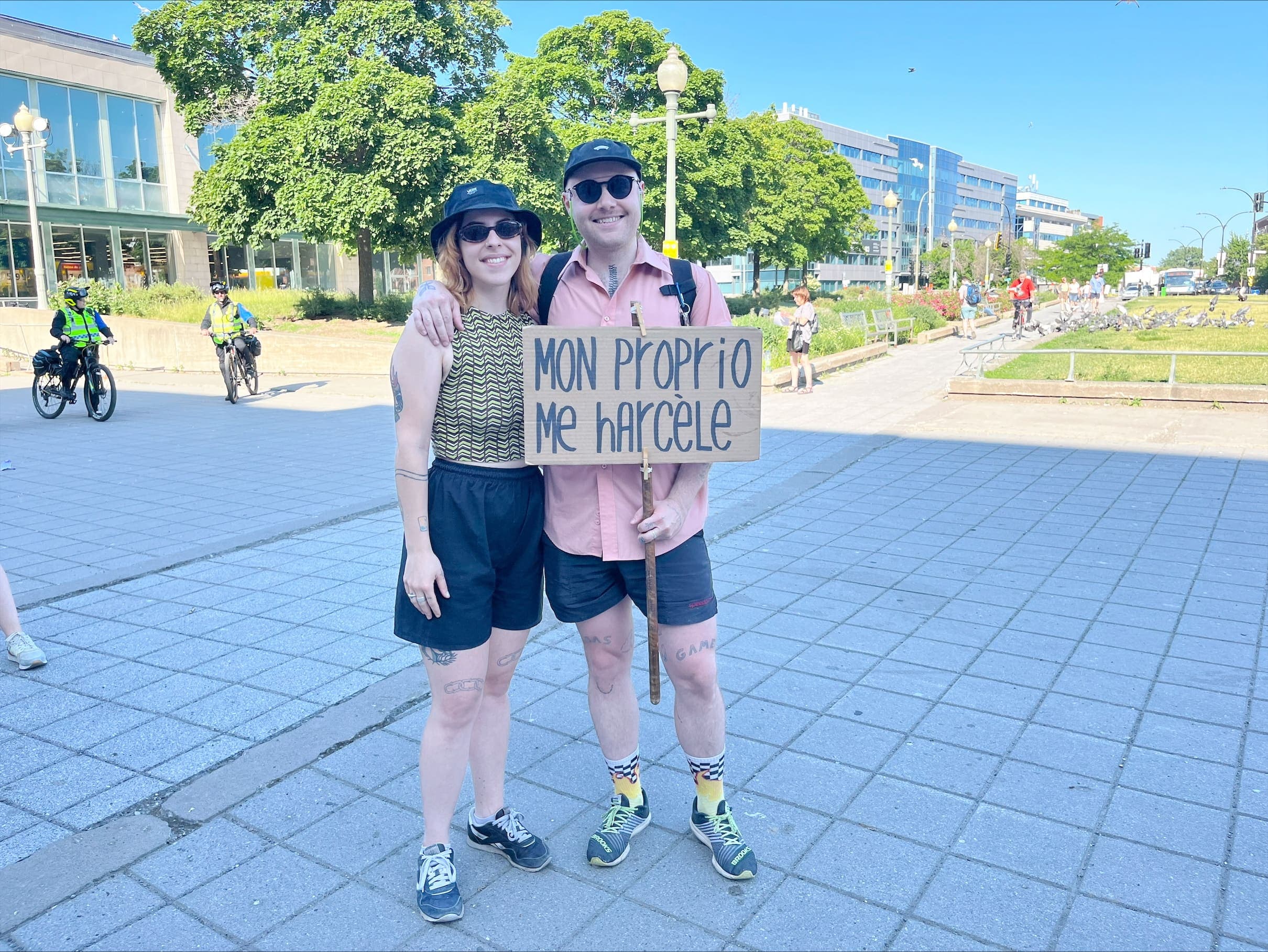 Véronique Poliquin et son copain Tommy Besner sont arrivés tôt à la manifestation pour y défendre les droits des locataires en gardant le sourire.