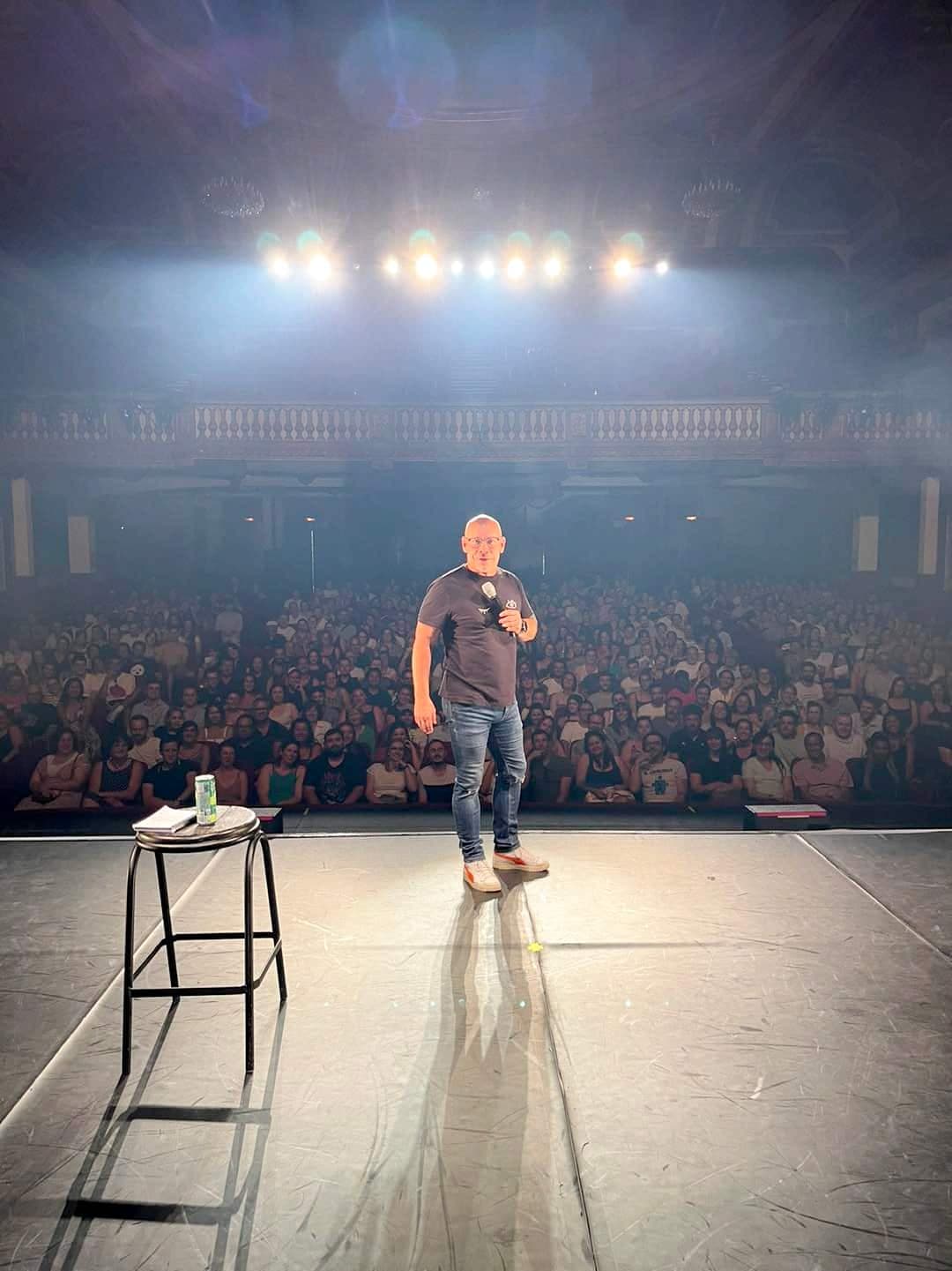 Maxim Martin a joué devant près de 1000 personnes dans un gala d'humour à Bordeaux, en France.