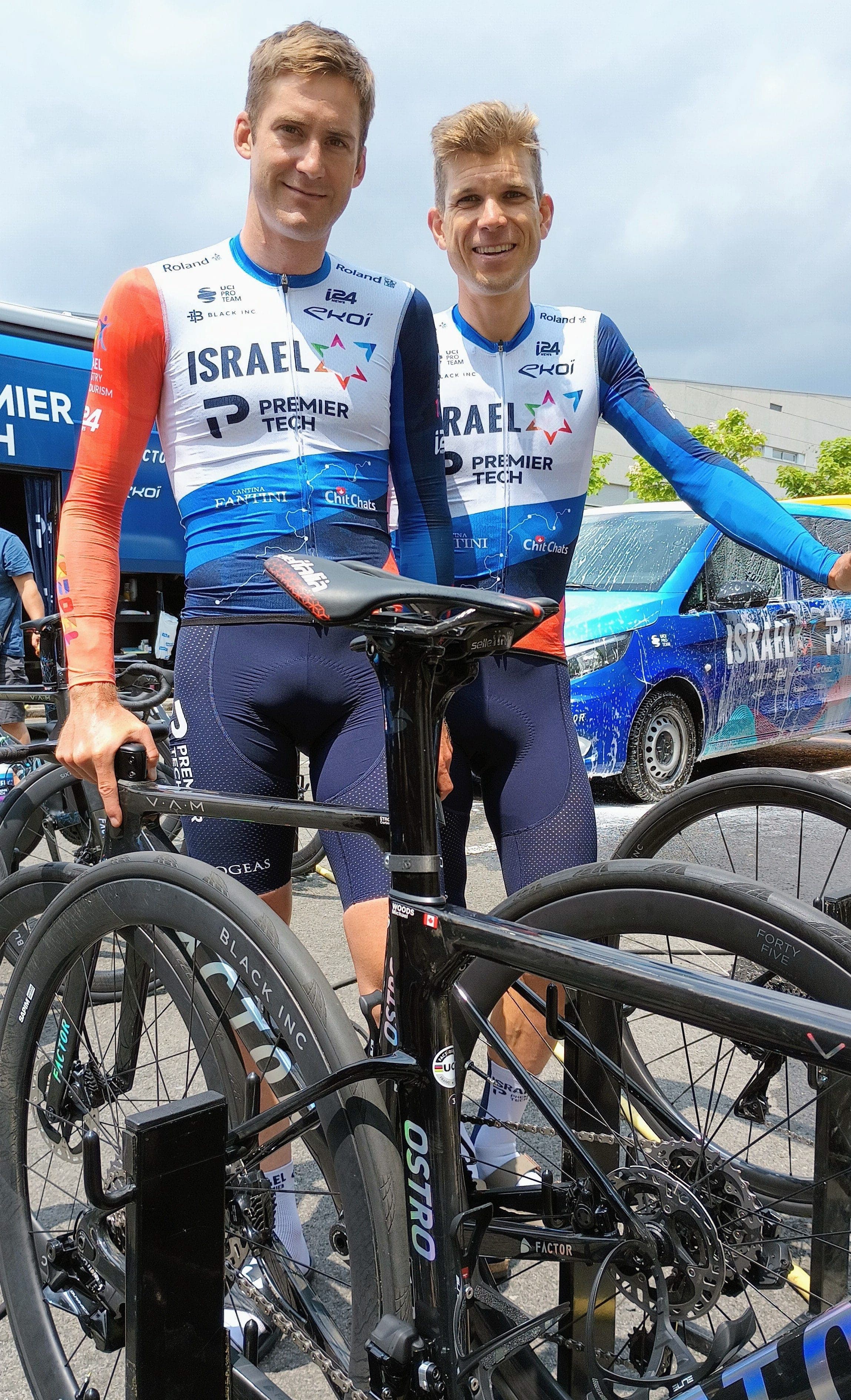Les cyclistes québécois Hugo Houle et Guillaume Boivin après la sortie d'entraînement. Vitoria-Gasteiz 29 juin 2023