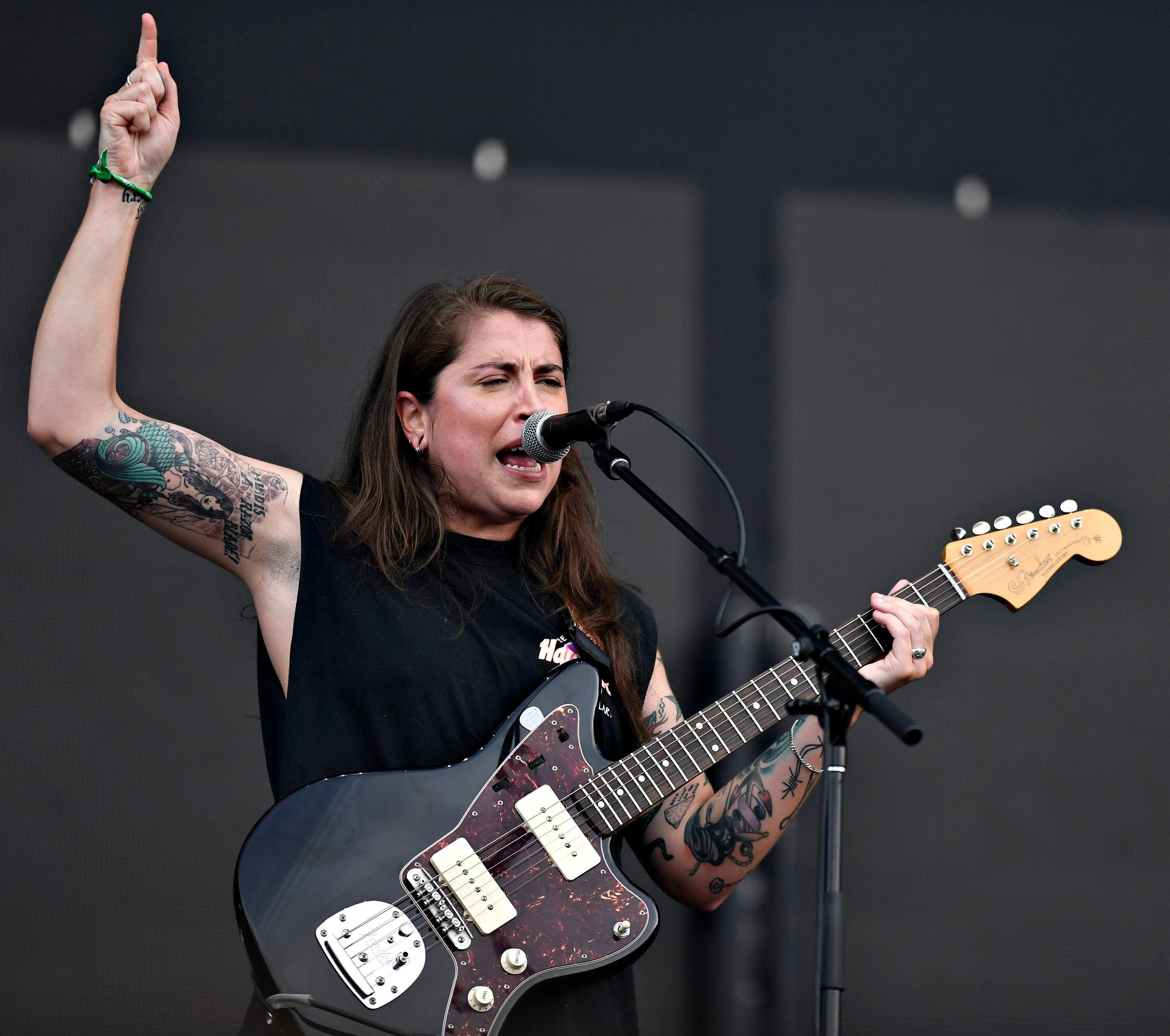 La chanteuse du groupe Les Shirley, Raphaëlle Chouinard, lors de la soirée d’ouverture du Festival d’été, jeudi soir.