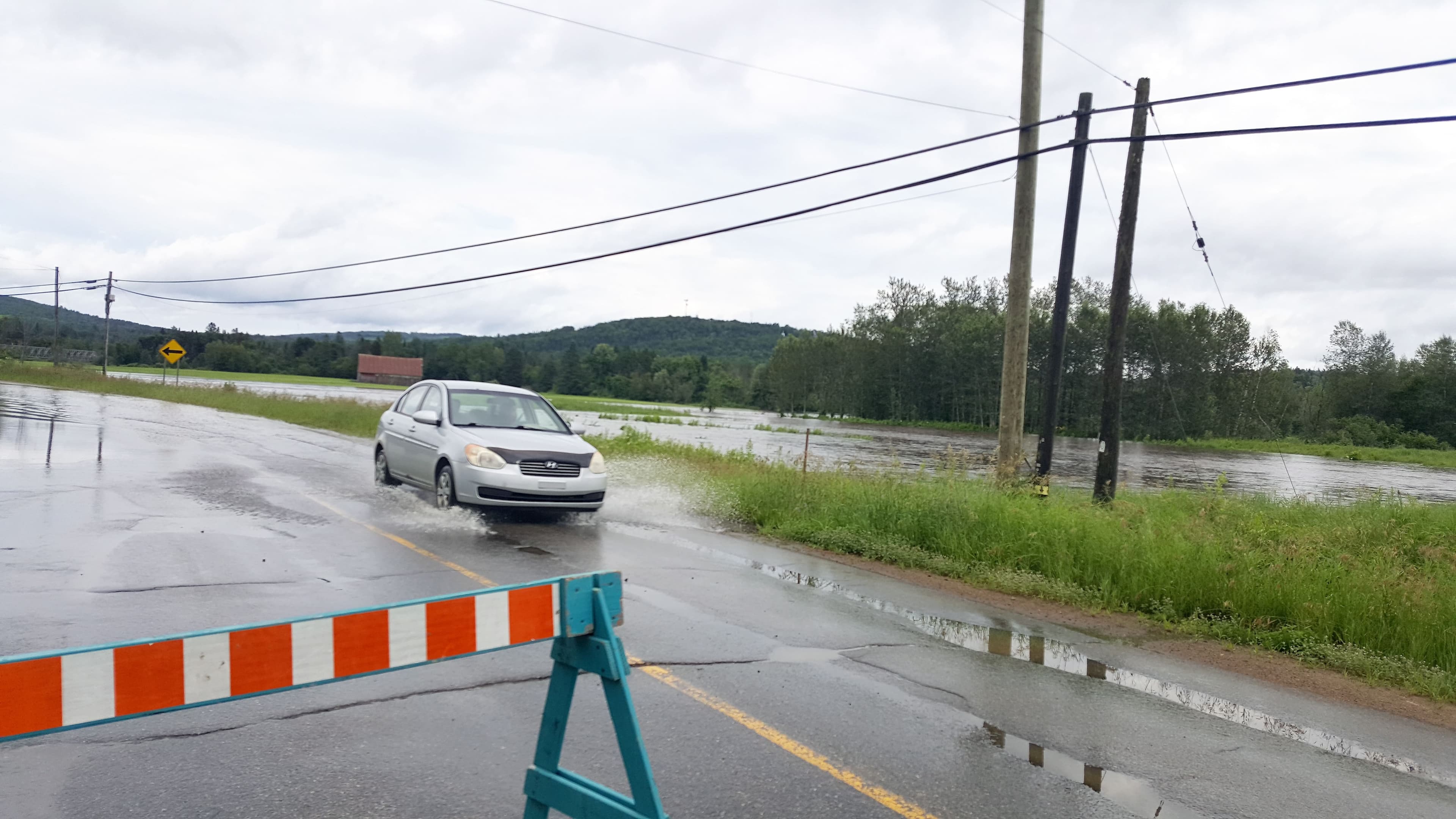 Près du centre-ville, la rivière Sainte-Anne commençait à déborder sur la chaussée du rang du Nord. Le pic devait être atteint à 18h.