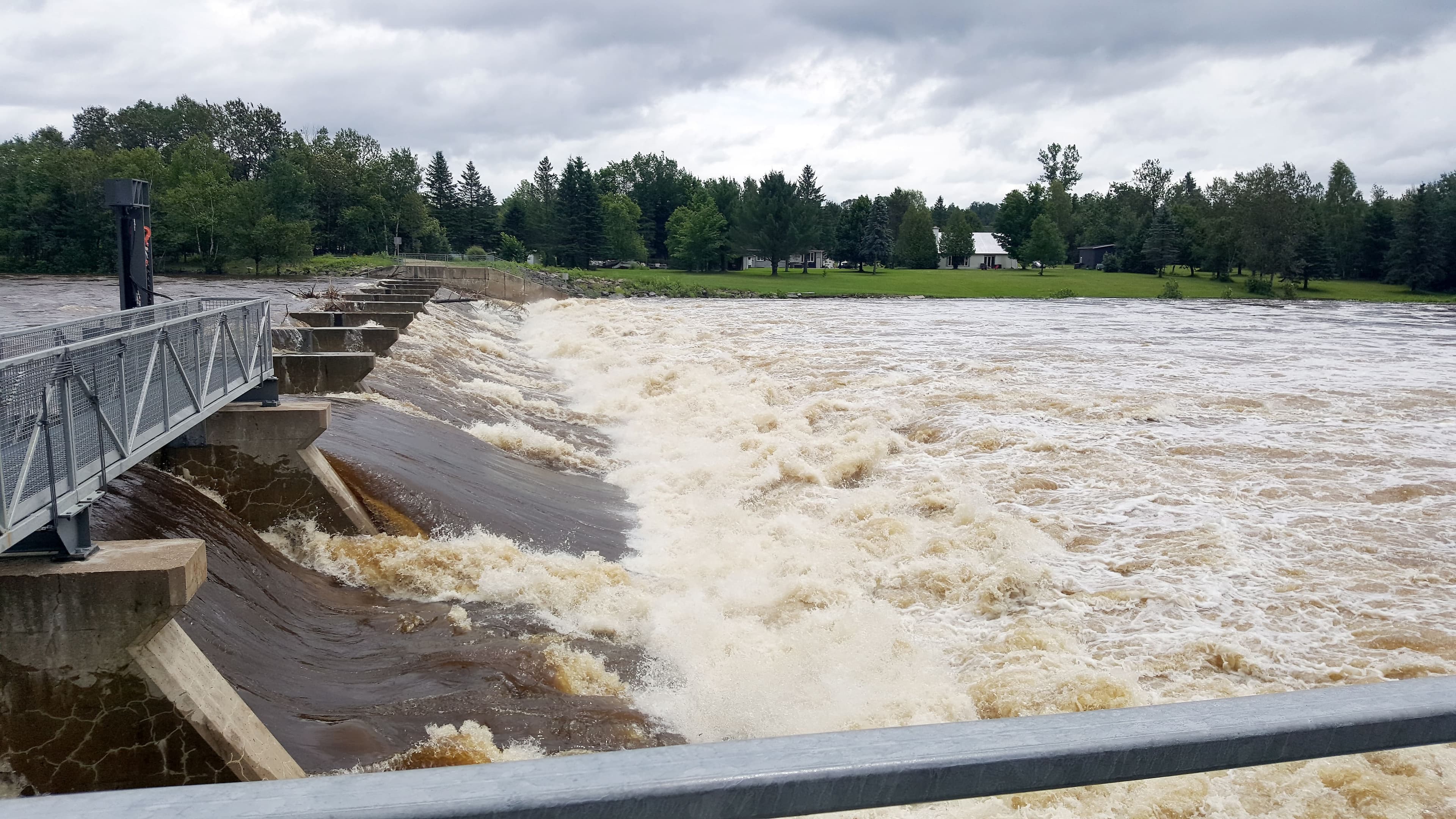 L'évacuateur de crue sur la rivière Sainte-Anne près du centre-ville de Saint-Raymond.