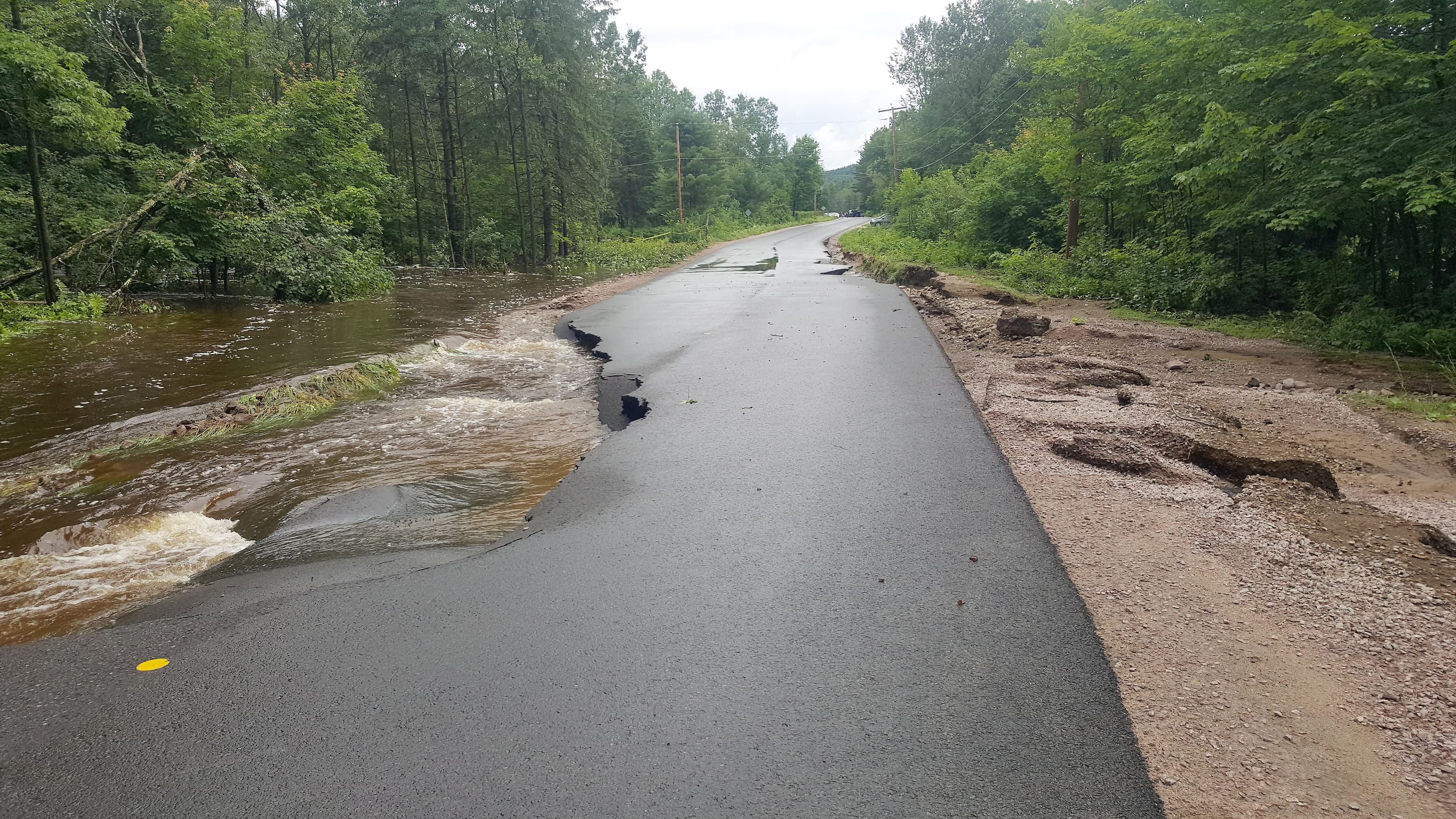 Ce ponceau a cédé sur le rang du Nord près du chemin de la Rivière Verte. Une réparation temporaire le rendra accessible demain aux véhicules légers. Il isole plus de 160 résidences.