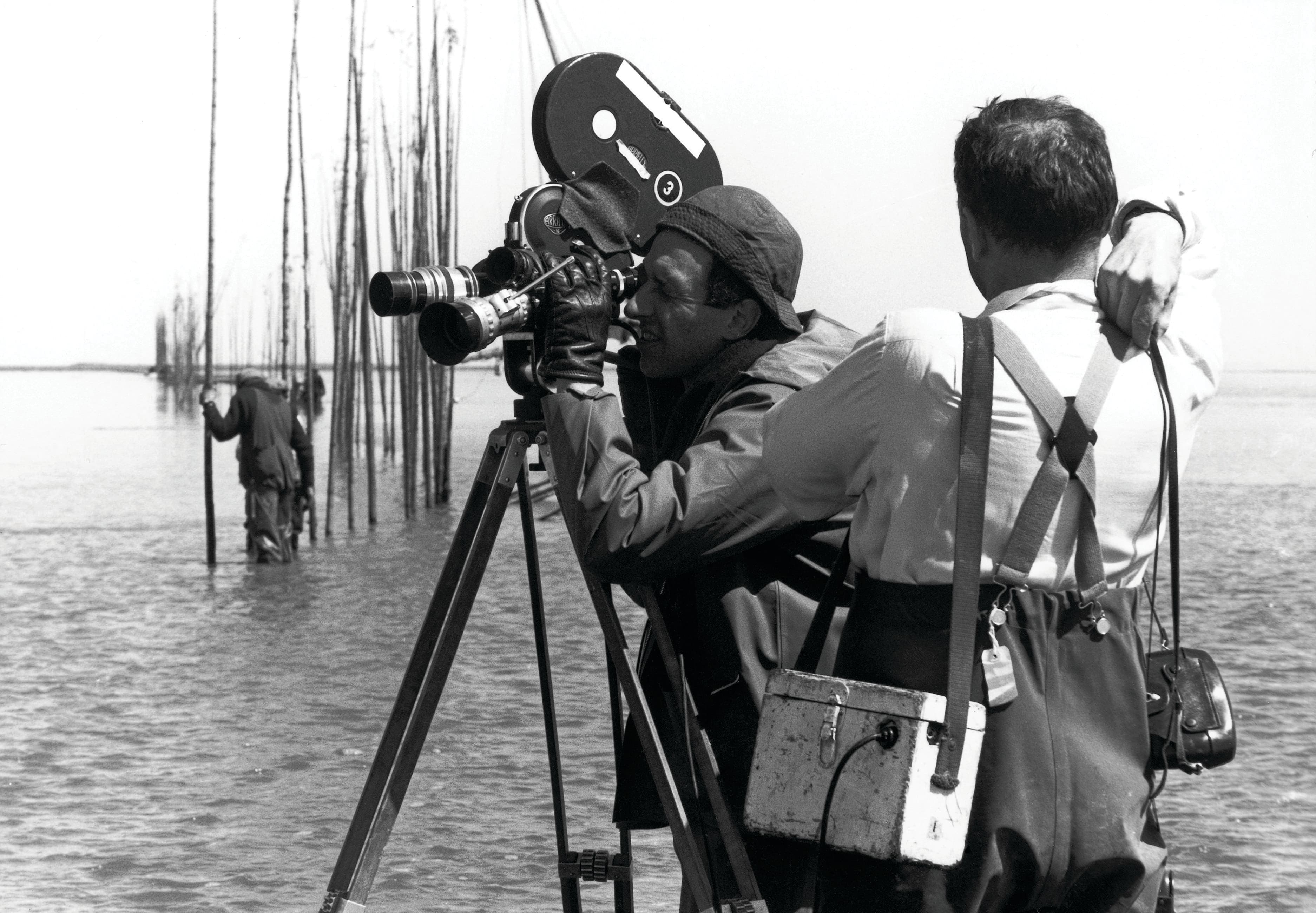 Michel Brault et Pierre Perrault pendant le tournage de Pour la suite du monde. Tourné avec une grande sensibilité, le film présente des images saisissantes et connaît une
grande popularité à sa sortie au Québec.