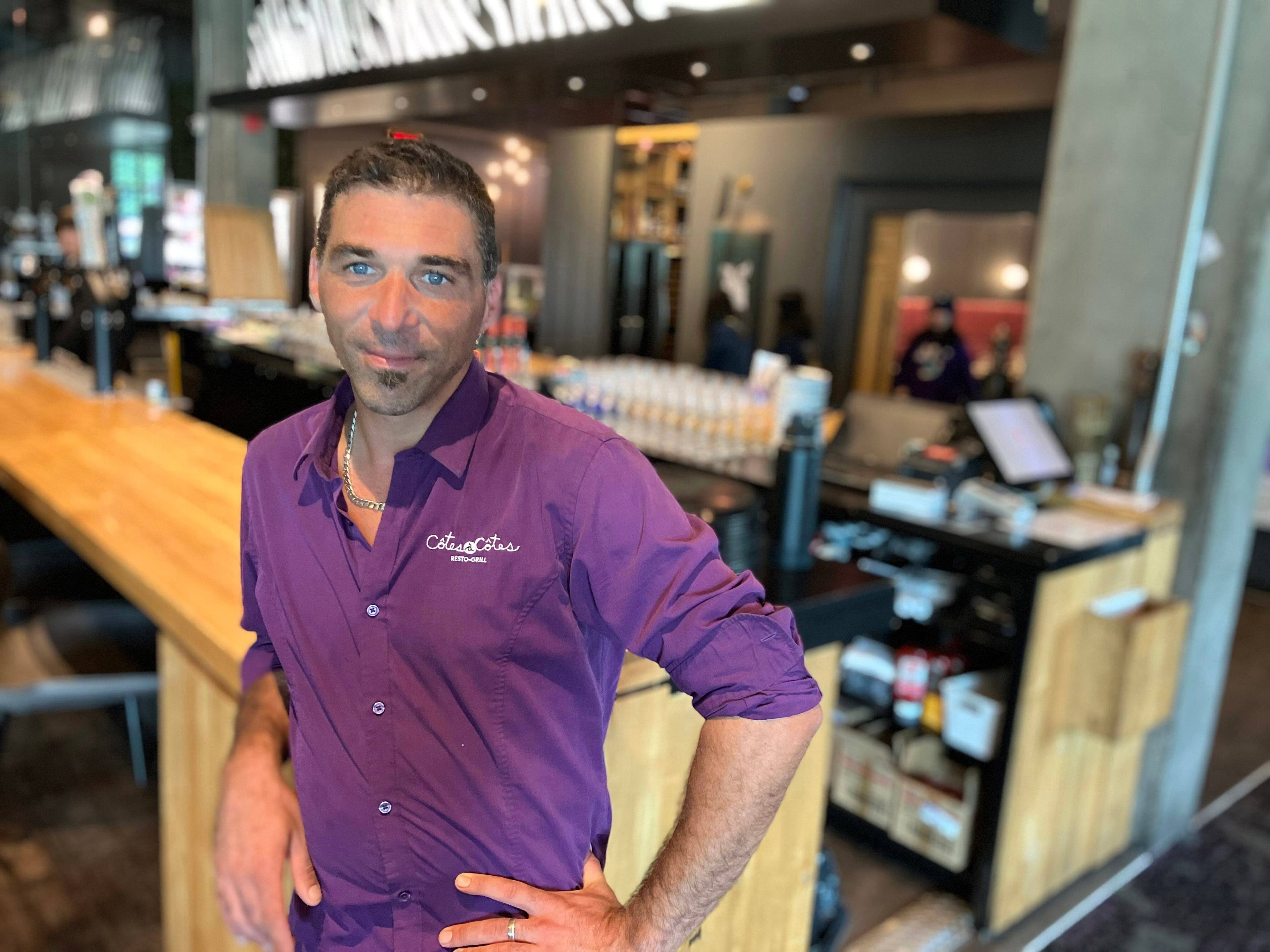 Le propriétaire du restaurant Côtes-à-Côtes, Nicolas Lavigne, dans son restaurant de Lebourgneuf en 2023.