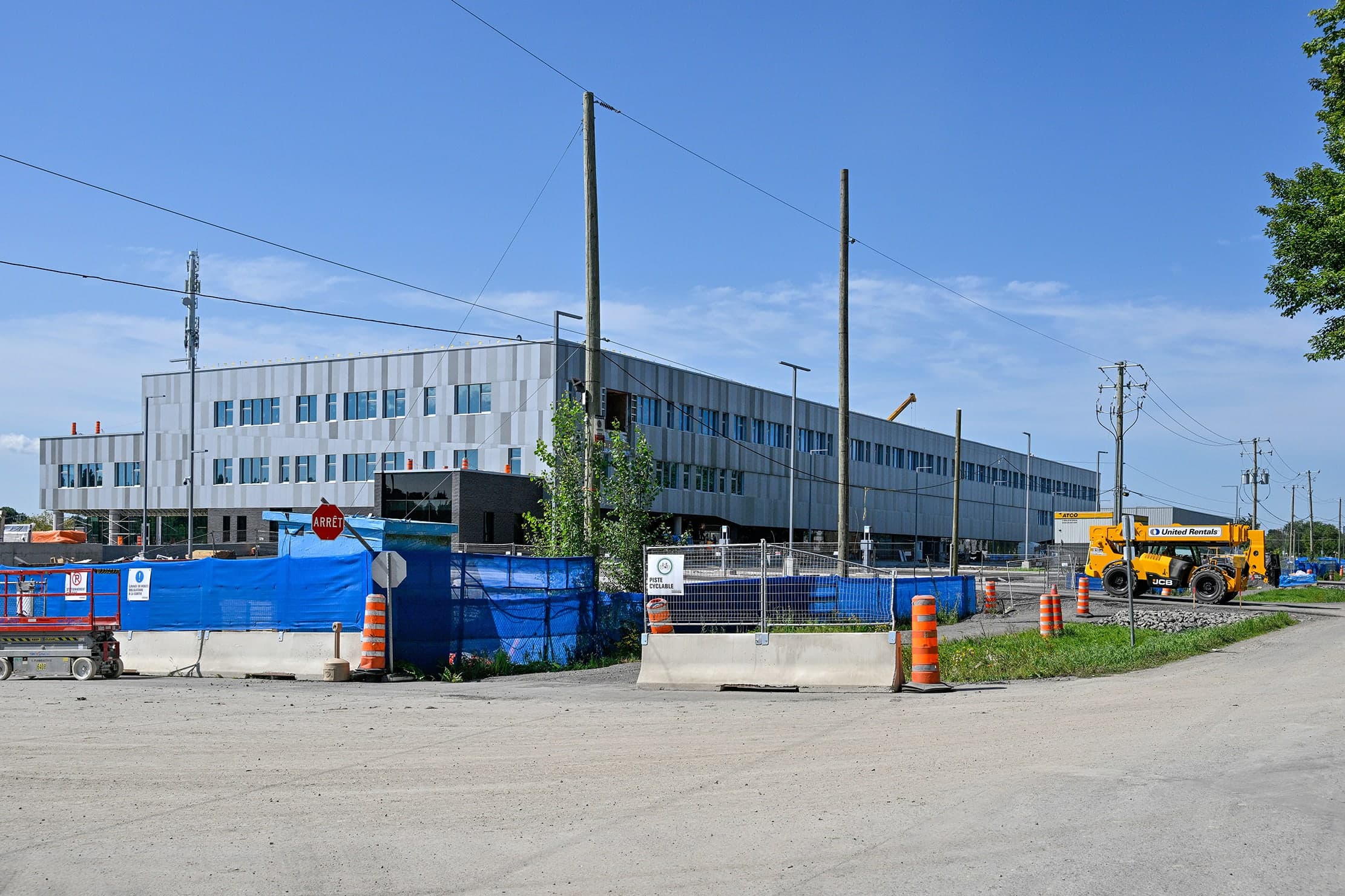 Sur cette photo prise le 22 août, on voit que les travaux pour construire cette nouvelle école secondaire de Mirabel se poursuivaient. Les sommes consacrées par Québec aux rénovations et à la construction d’écoles ont presque doublé depuis cinq ans.