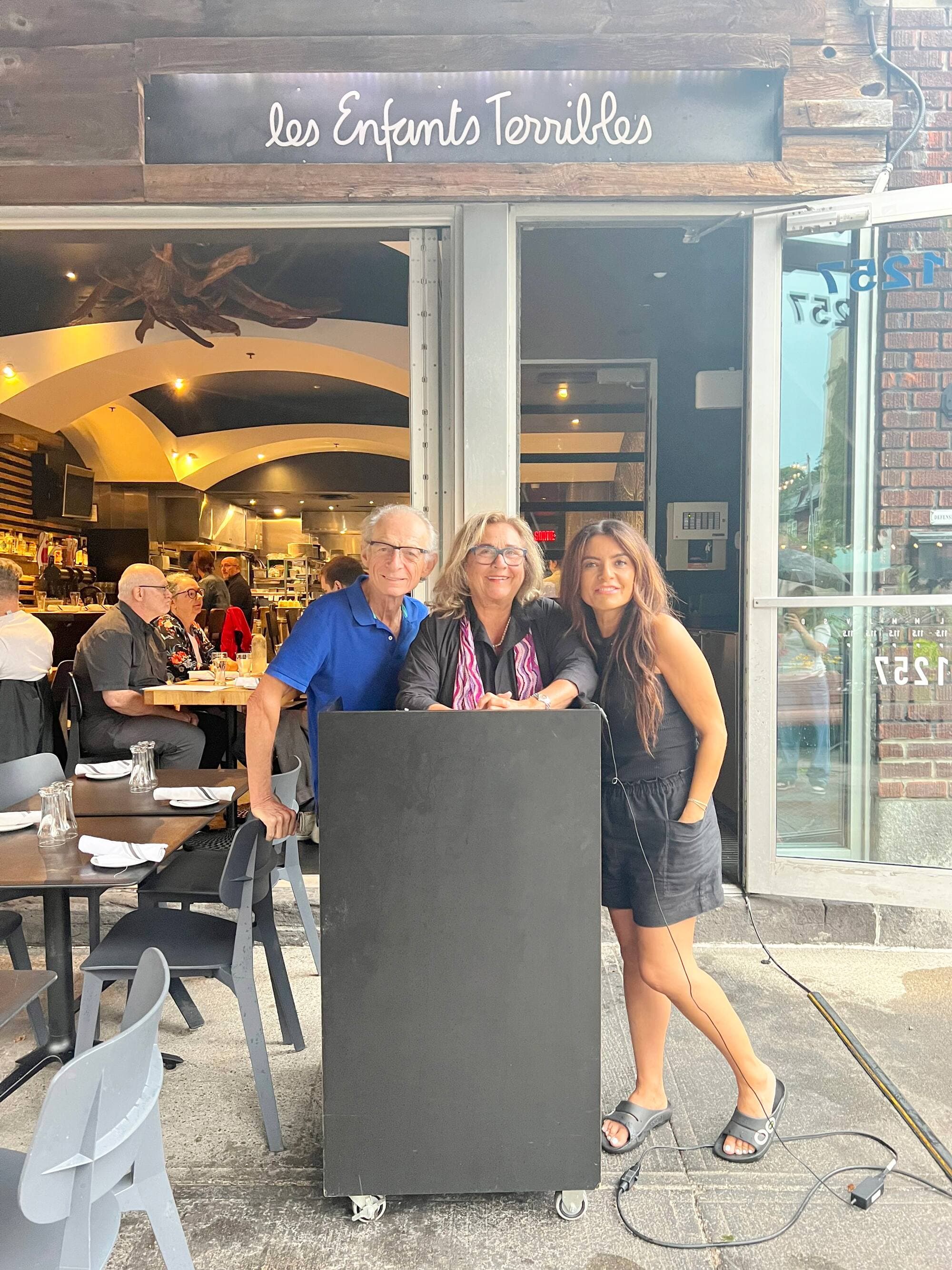 Alexandra en compagnie de la restauratrice Francine Brûlé et de son amoureux Serge Bruno.