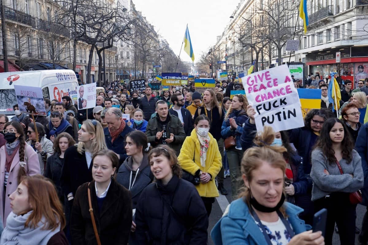 Des manifestants protestent contre la guerre en Ukraine à Paris, le 5 mars.