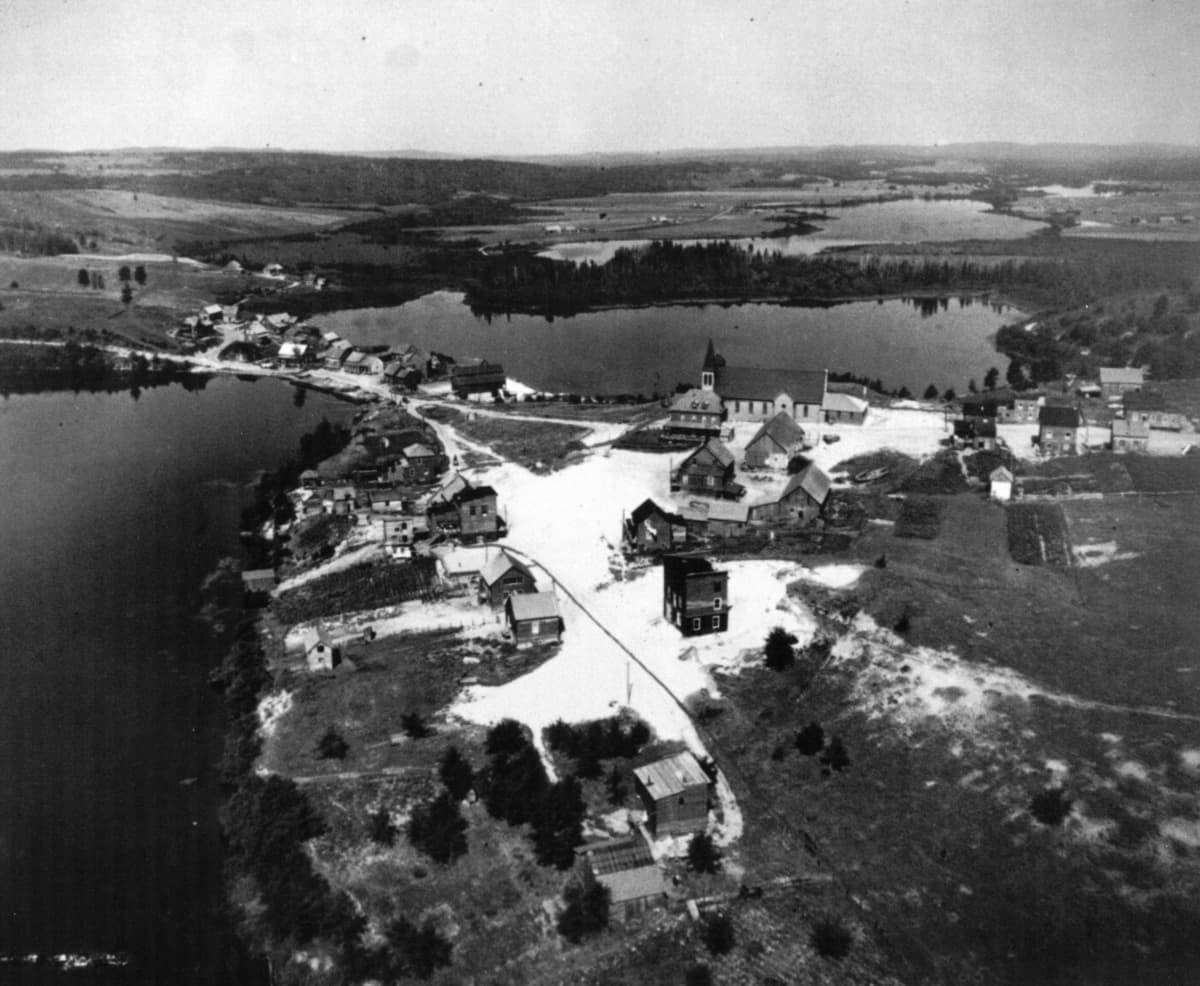L'ancien village de Saint-Ignace-du-Lac avec sa rue principale entre les lacs (de l'époque) Barré et Ignace.