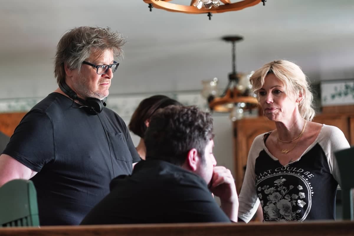 Le réalisateur Podz fait la mise en place d'une scène avec les comédiens Charles-Aubey Houde (de dos) et Caroline Néron sur le plateau de la nouvelle série «La collecte».