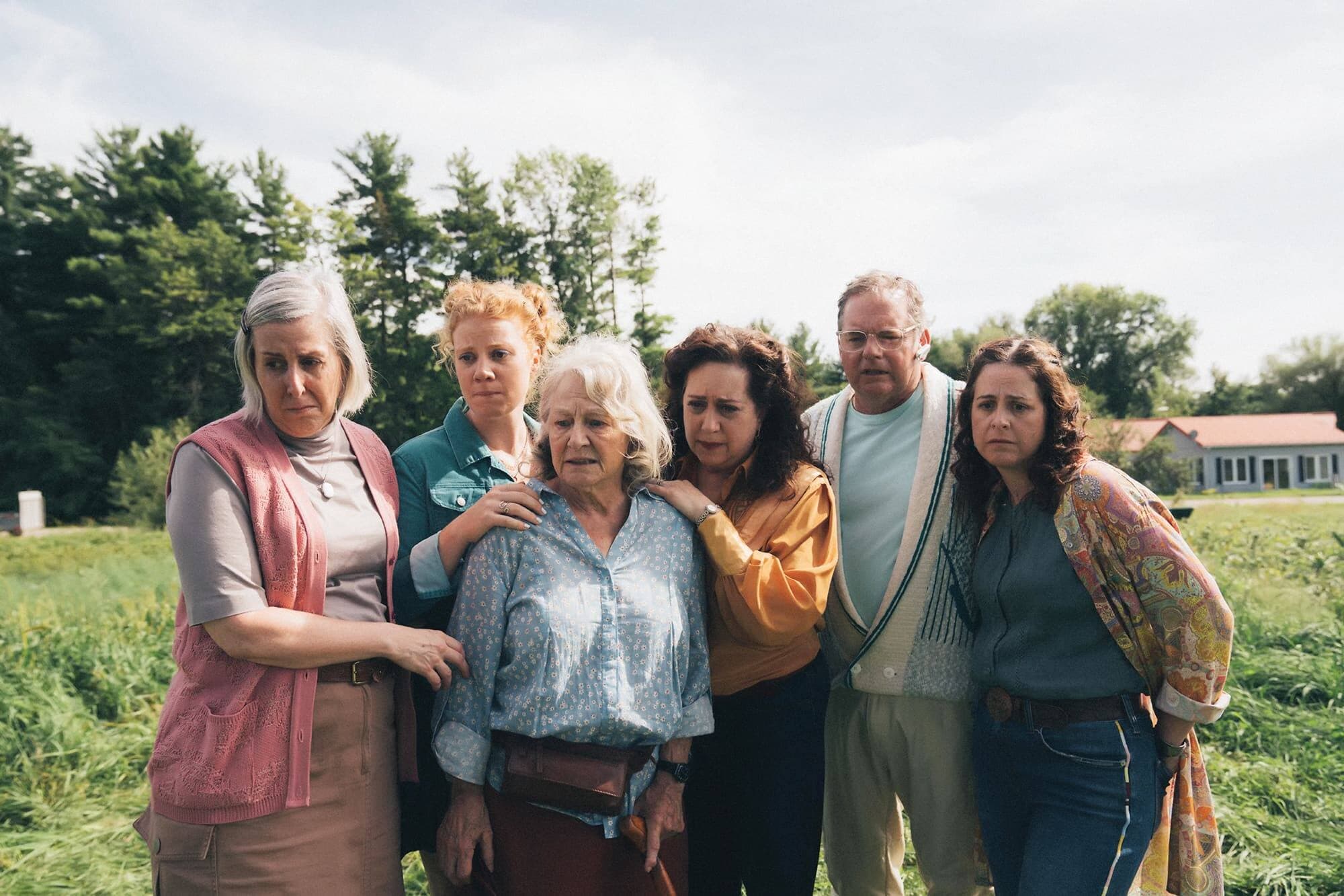 ... à son envahissante belle-famille, qui n’en revient pas de voir la terre lui échapper.