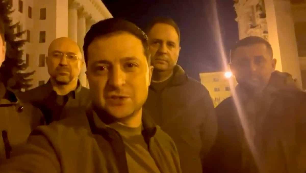 Le président ukrainien Volodymyr Zelensky se filmant dans les rues de Kyïv, après le début de l'invasion russe.