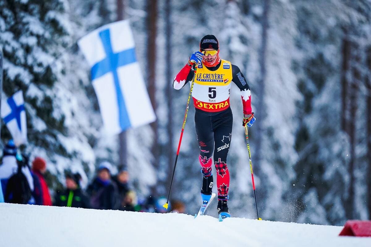 Le Québécois Antoine Cyr, en action à la Coupe du monde de ski de fond de Ruka, en Finlande, le samedi 27 novembre 2021.