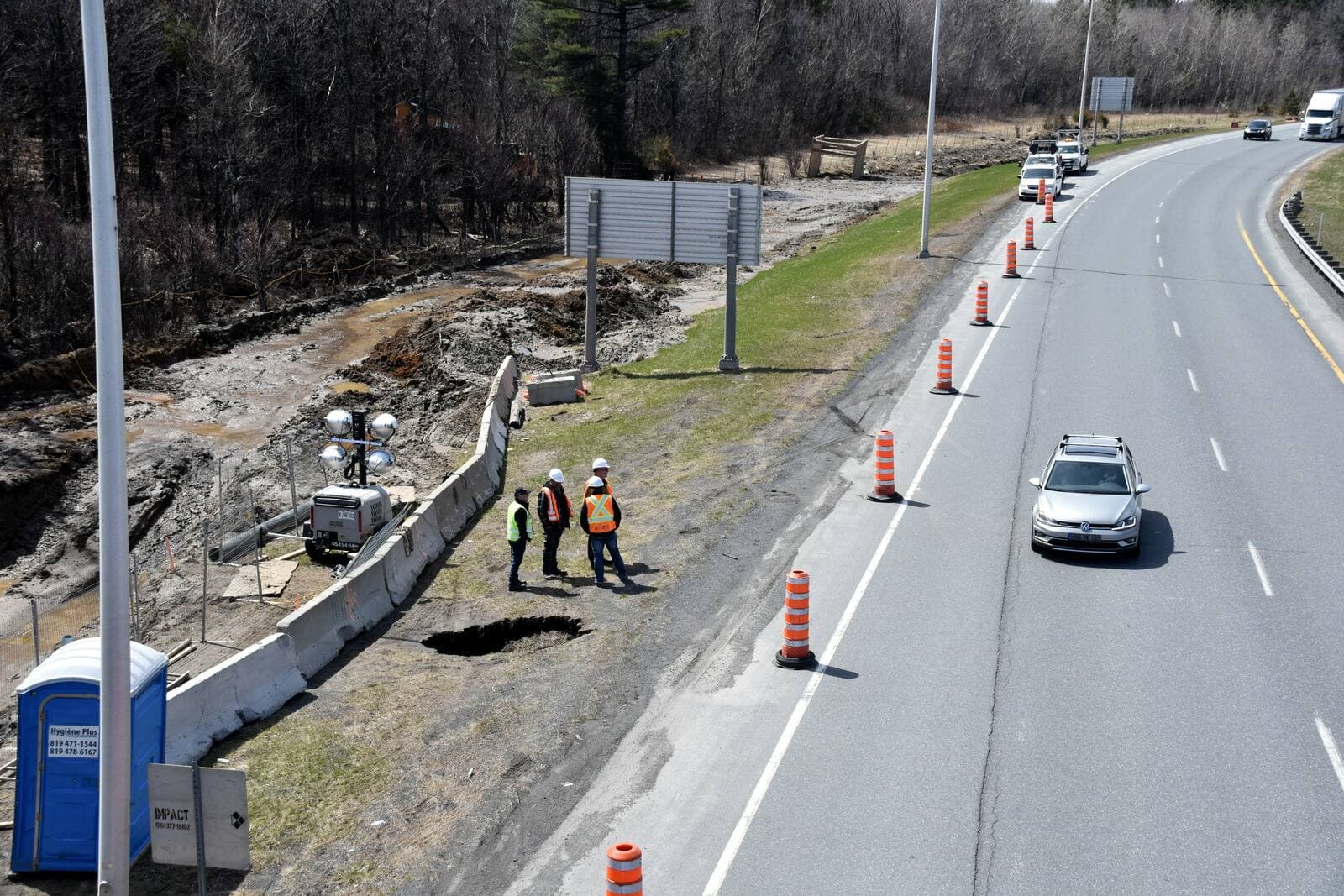 Transport Québec a procédé à la fermeture de l’autoroute 20 à Drummondville, samedi. Les automobiliste sont invités à faire un détour par les routes 122 et 143. Les équipes du MTQ sont sur le terrain.
ÉRIC BEAUPRÉ/VINGT55/AGENCE QMI