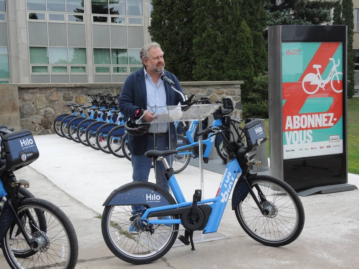 Alexandre Taillefer, président du conseil d'administration de BIXI Montréal, a inauguré la première station électrique de l'organisme au Cégep Marie-Victorin, dans l'arrondissement de Rivière-des-Prairies-Pointe-aux-Trembles à Montréal. Photo prise le 2 septembre 2020. Béatrice Roy-Brunet/24 Heures /Agence QMI
