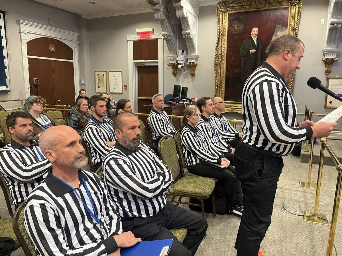 Portant des chandails d’arbitre, une dizaine de dirigeants syndicaux de la Fraternité des policiers se sont présentés, mardi soir, à la séance ordinaire du conseil municipal de Québec.