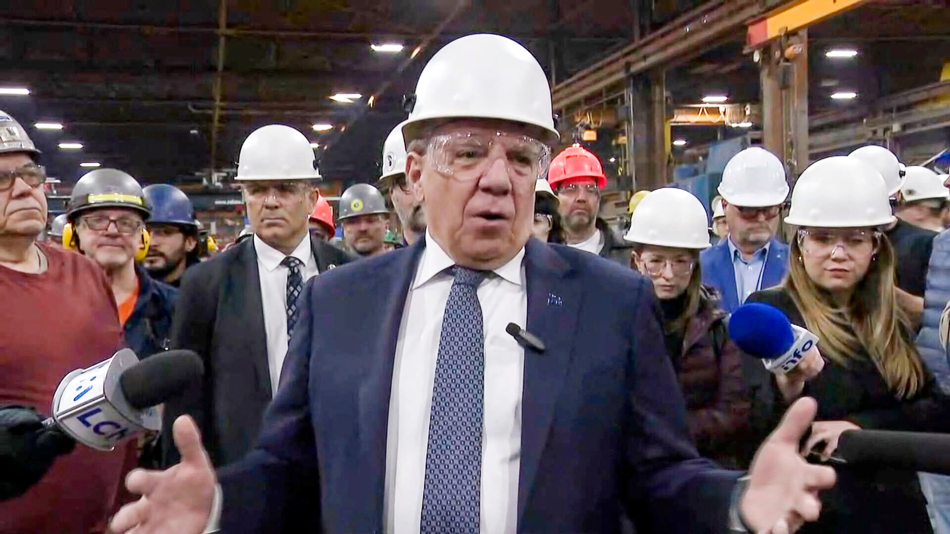 Le premier ministre François Legault, qui a visité l’usine du Groupe ADF à Terrebonne, lundi, a lancé un programme d’aide aux entreprises qui offrira 50M$ en prêt aux entreprises américaines installées au Québec.