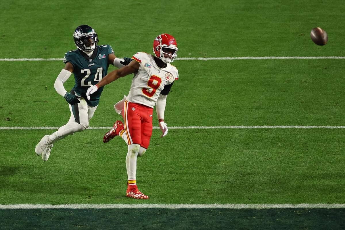 L’arbitre a jugé que le demi de coin James Bradberry avait empoigné le chandail de Smith-Schuster et a ainsi décrété une pénalité qui a offert le premier jeu aux Chiefs.