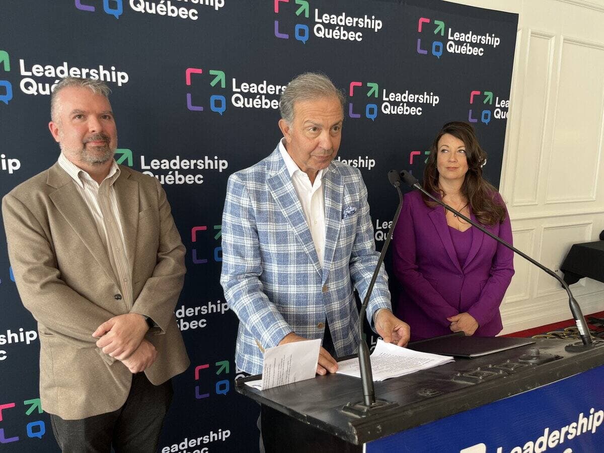 Sam Hamad, chef de Leadership Québec, est entouré de ses deux nouveaux candidats au scrutin du 2 novembre. Il s’agit des conseillers municipaux indépendants Louis Martin et Isabelle Roy.