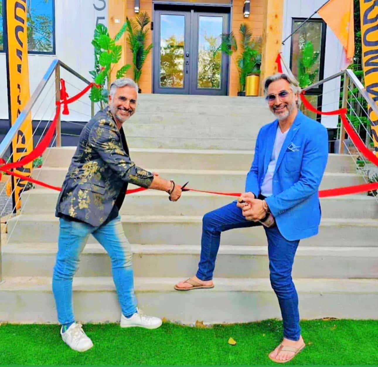 Les jumeaux Tadros coupent le ruban rouge de leur première maison Bitcoin à Sainte-Julienne, dans Lanaudière, à l’été 2024.