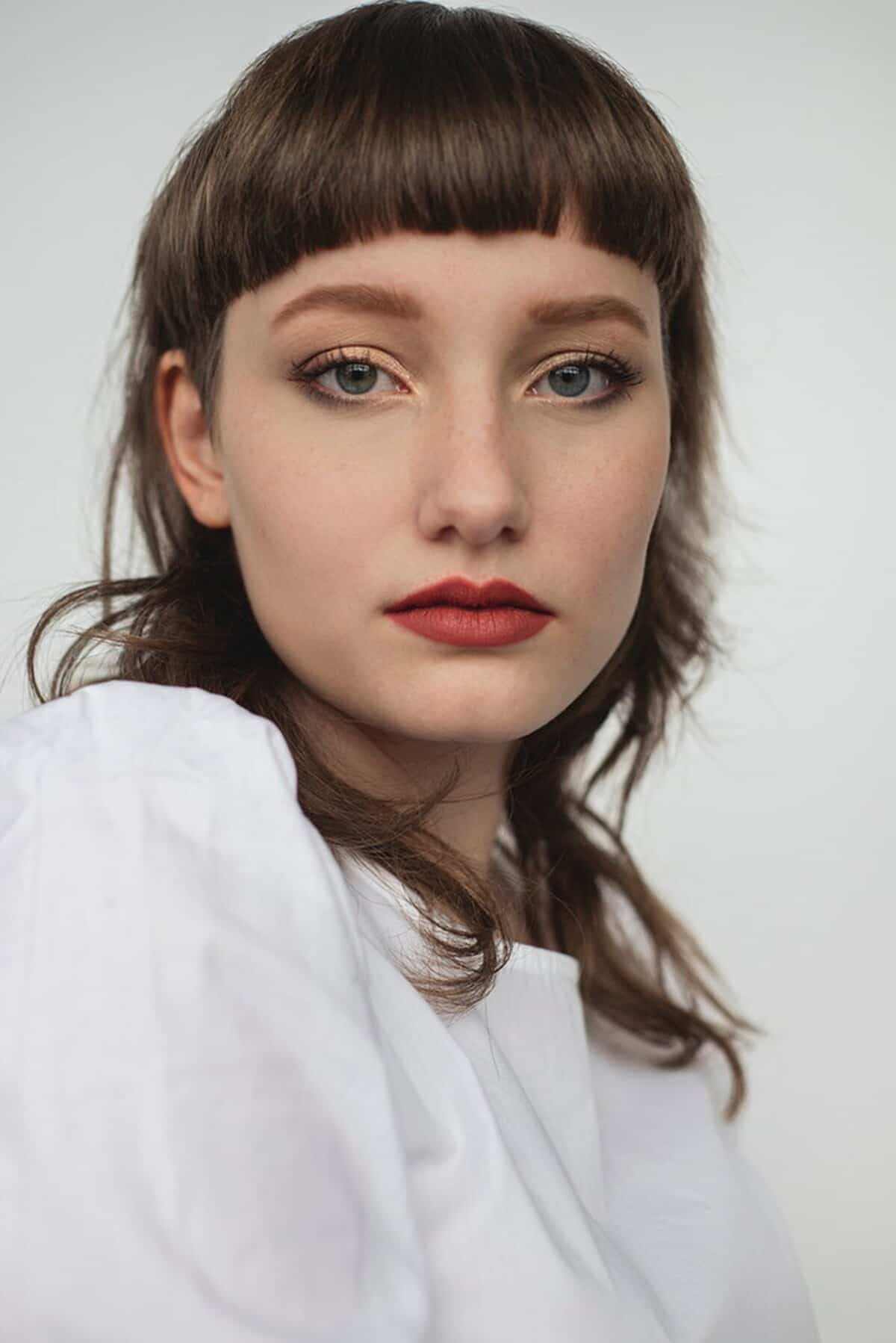 Arizona O’Neill est autrice et illustratrice. Elle rend parfaitement l’univers de Nelly Arcan dans «L’enfant dans le miroir».