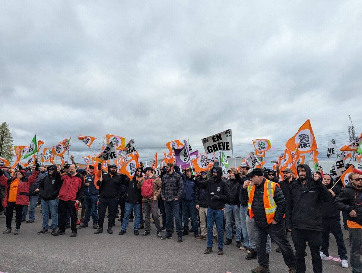Les employés d'entretien du RTC ont délaissé leurs outils jeudi pour manifester contre la lenteur des négociations, ce qui a provoqué un arrêt de service.