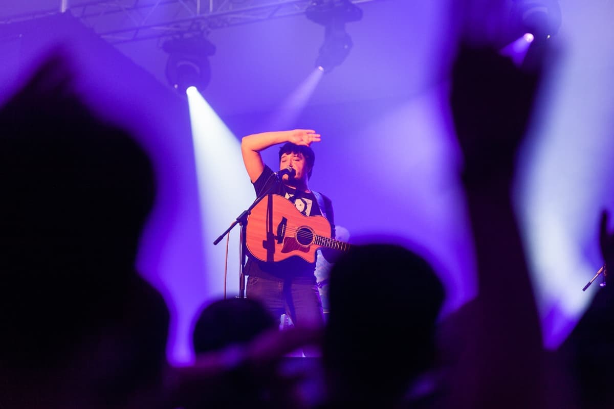 Émile Bilodeau lors de son spectacle au FEQ.