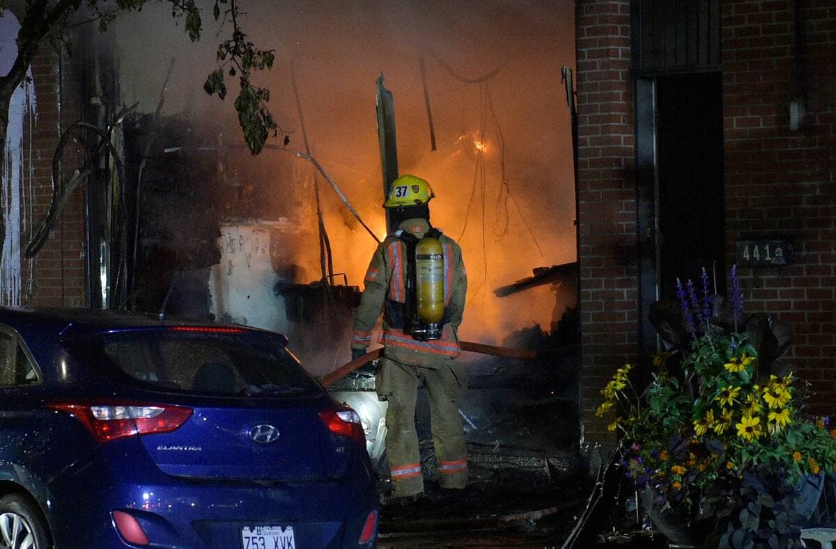 Un incendie criminel dans un quartier résidentiel de Montréal a alimenté d’importantes flammes et mobilisé des dizaines de sapeurs.