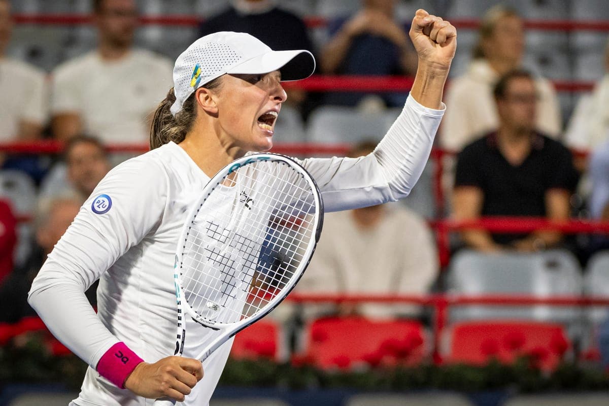 Iga Swiatek a le poing après avoir réussi un beau coup face à Danielle Collins, vendredi soir, en quart de finale de l'Omnium Banque Nationale de Montréal.