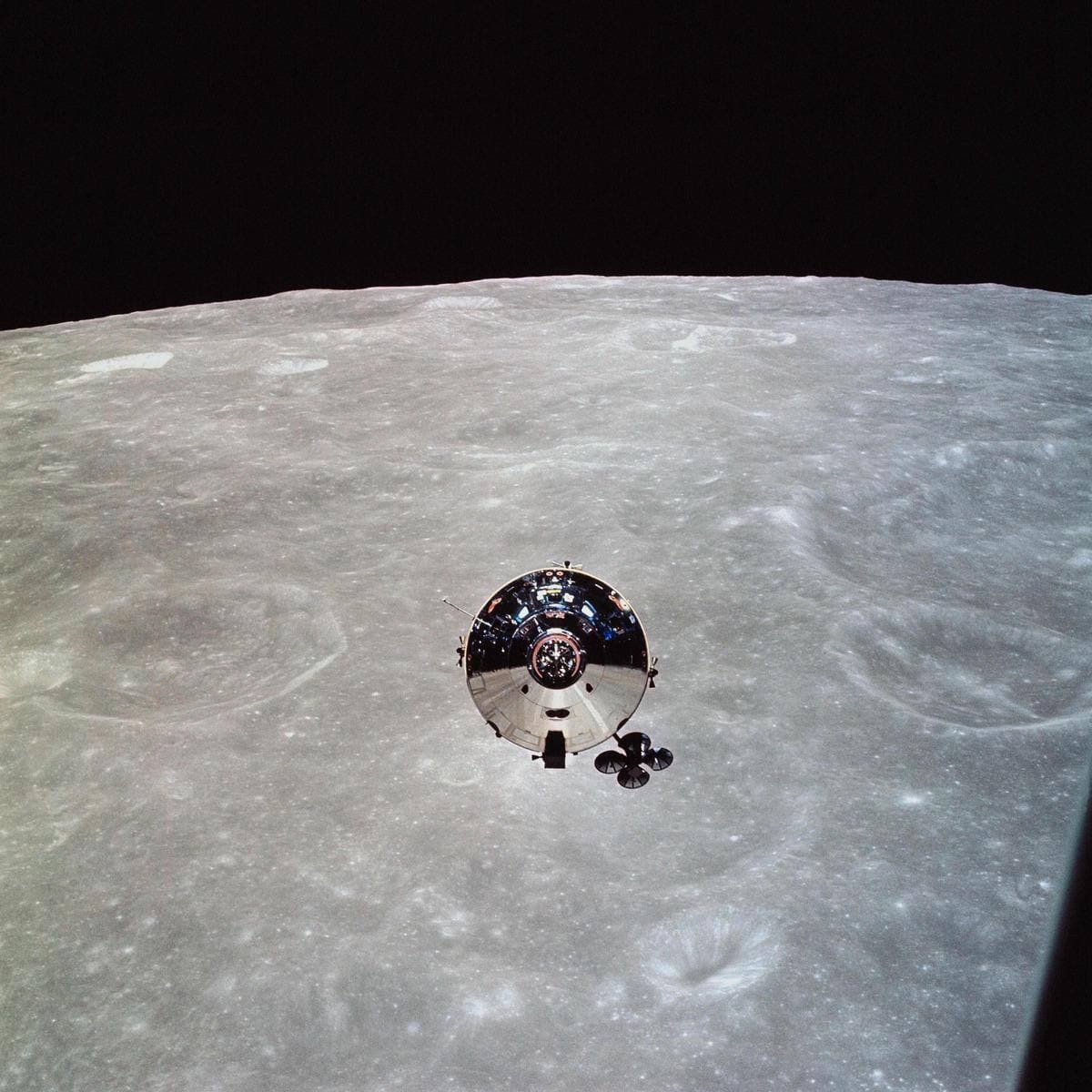 Dans cette image du 22 mai 1969 obtenue de la NASA, le module de commande d'Apollo 10 est vu depuis le module lunaire (LM) après séparation en orbite lunaire. Thomas Stafford et Eugene Cernan sont montés à bord du LM qu'ils avaient nommé «Snoopy», d'après le personnage de la bande dessinée Peanuts. Ils se sont détachés du module de commande, nommé «Charlie Brown», laissant John Young en orbite au-dessus de la lune.