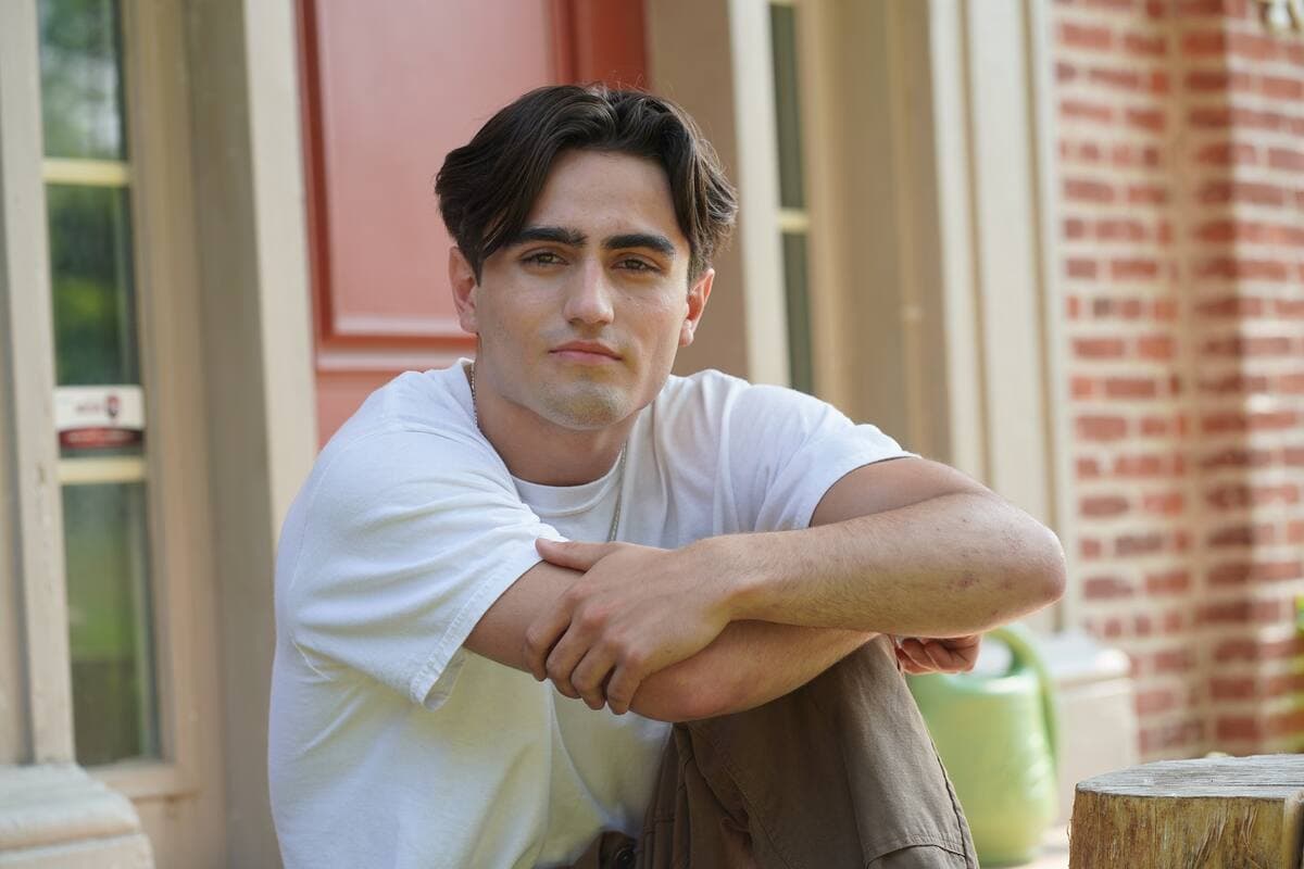 Elijah Patrice joue Junior, qui aura une relation avec une sourde cette saison.